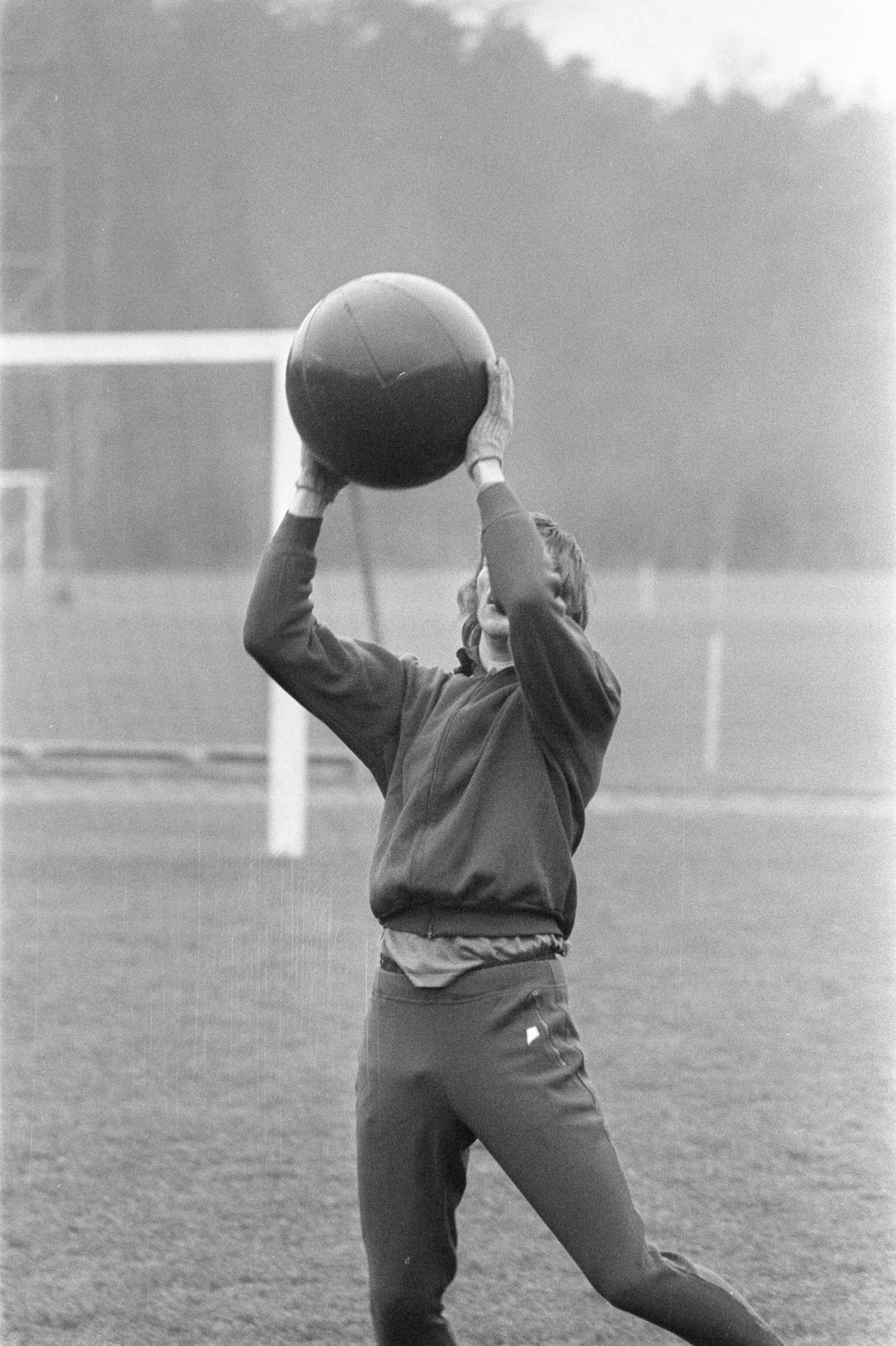 Fotocollectie Anefo — Training selectie Jong Oranje , Zeist, Leen Barth in actie — Foto: Verhoeff, Bert / Anefo. Licentie: Set B: Rechtenvrij / Publiek Domein. Bron: Nationaal Archief. http://hdl.handle.net/10648/abdcf6e6-d0b4-102d-bcf8-003048976d84