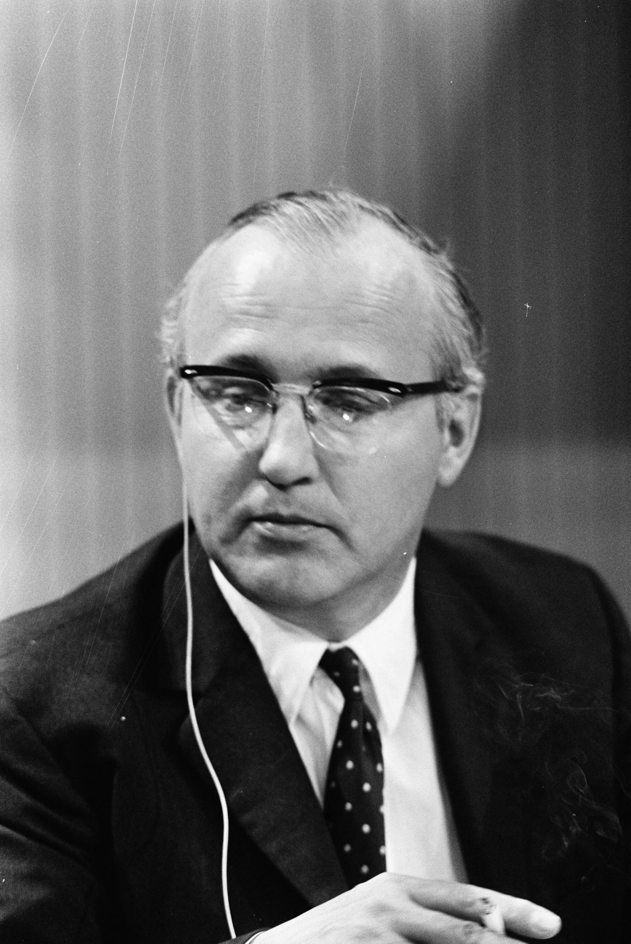 Fotocollectie Anefo — Verkiezingsuitslagen in NOS-studio, Hilversum; J. van Os van Abeelen (kop) — Foto: Mieremet, Rob / Anefo. Licentie: Set B: Rechtenvrij / Publiek Domein. Bron: Nationaal Archief. http://hdl.handle.net/10648/ab98cc0a-d0b4-102d-bcf8-003048976d84