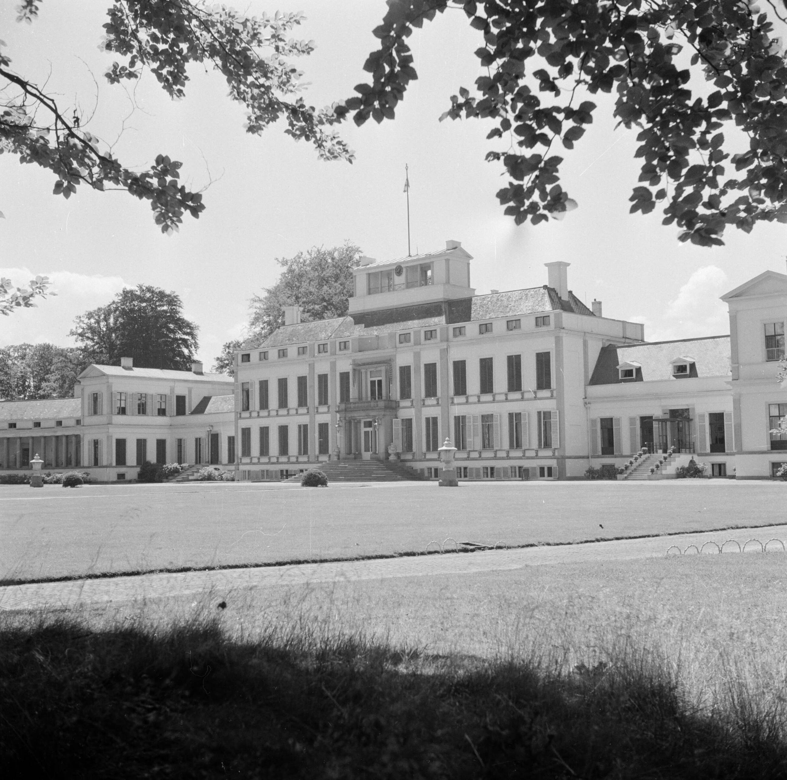 De koninklijke familie op paleis Soestdijk — Voorgevel van het paleis — Foto: Poll, Willem van de. Licentie: Set B: Rechtenvrij / Publiek Domein. Bron: Nationaal Archief. http://hdl.handle.net/10648/aee99a56-d0b4-102d-bcf8-003048976d84