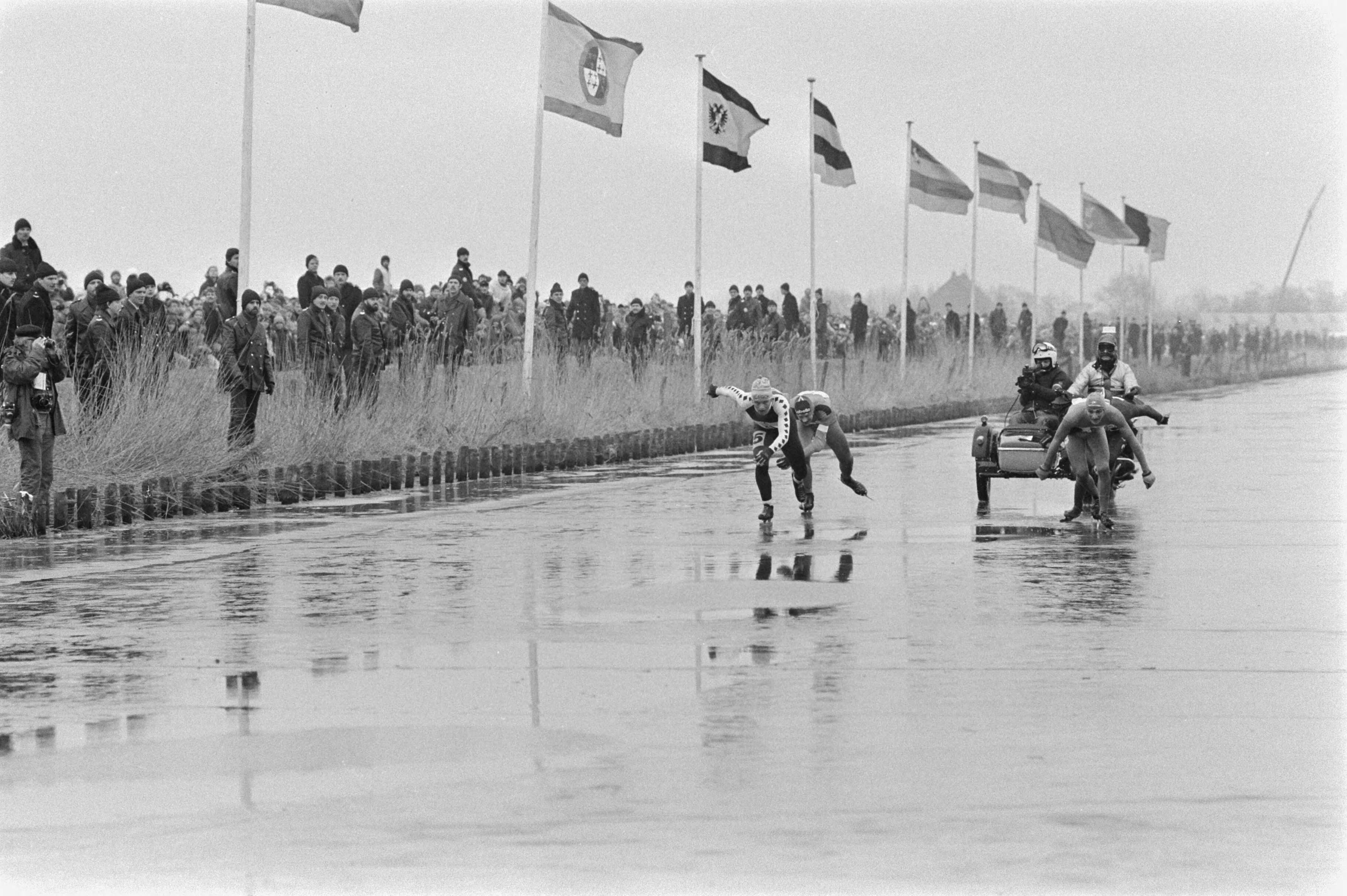 Fotocollectie Anefo — Elfstedentocht 1985, finish Leeuwarden; finish van de kopgroep — Foto: Croes, Rob C. / Anefo. Licentie: Set B: Rechtenvrij / Publiek Domein. Bron: Nationaal Archief. http://hdl.handle.net/10648/ad436574-d0b4-102d-bcf8-003048976d84