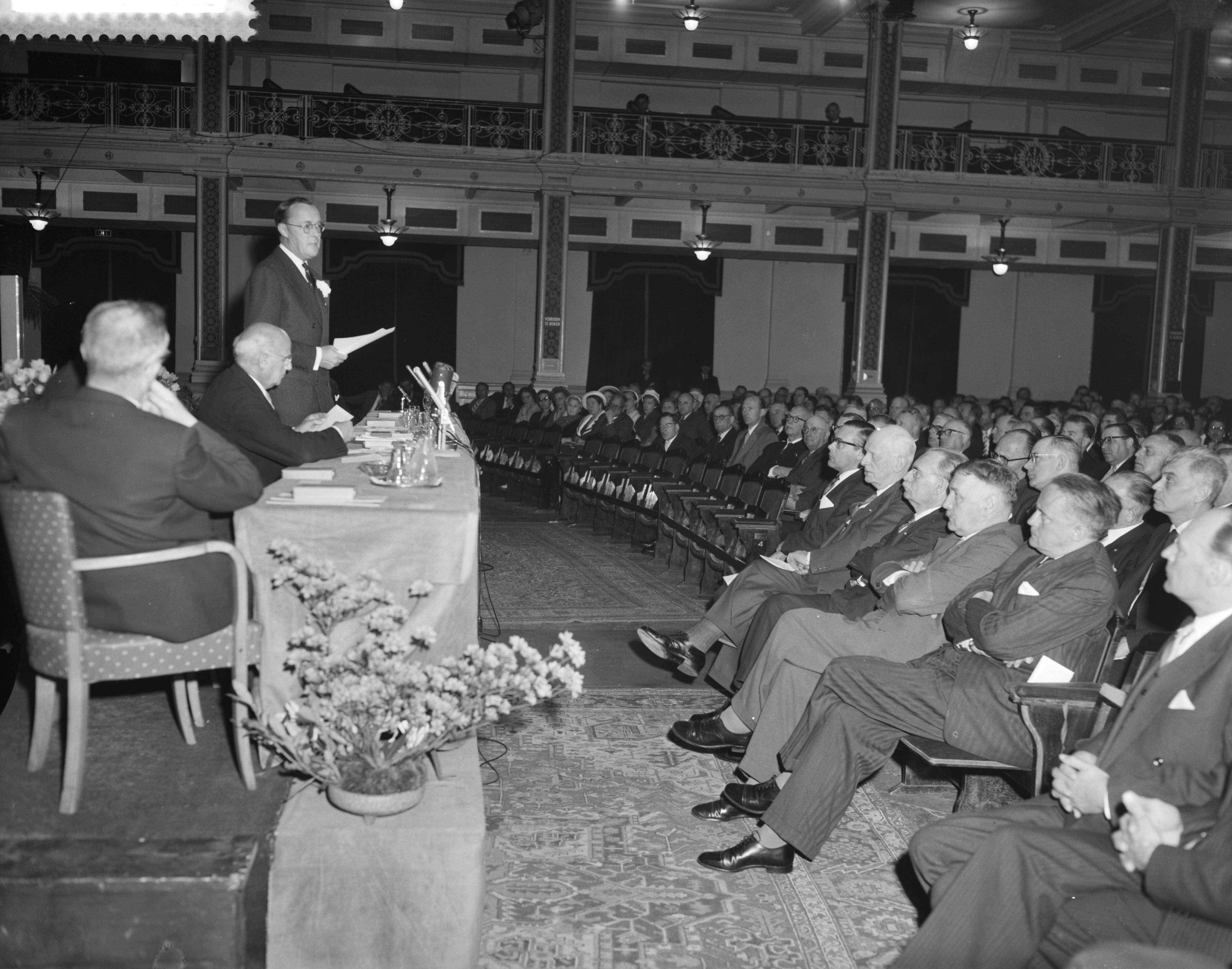 Fotocollectie Anefo — Prins Bernhard woont de jubileumvergadering van de Nijverheidsorganisatie TNO in het Kurhaus te Scheveningen bij. Prins Bernhard tijdens zijn toespraak — Foto: Behrens, Herbert F. / Anefo. Licentie: Set B: Rechtenvrij / Publiek Domein. Bron: Nationaal Archief. http://hdl.handle.net/10648/a9931ac8-d0b4-102d-bcf8-003048976d84