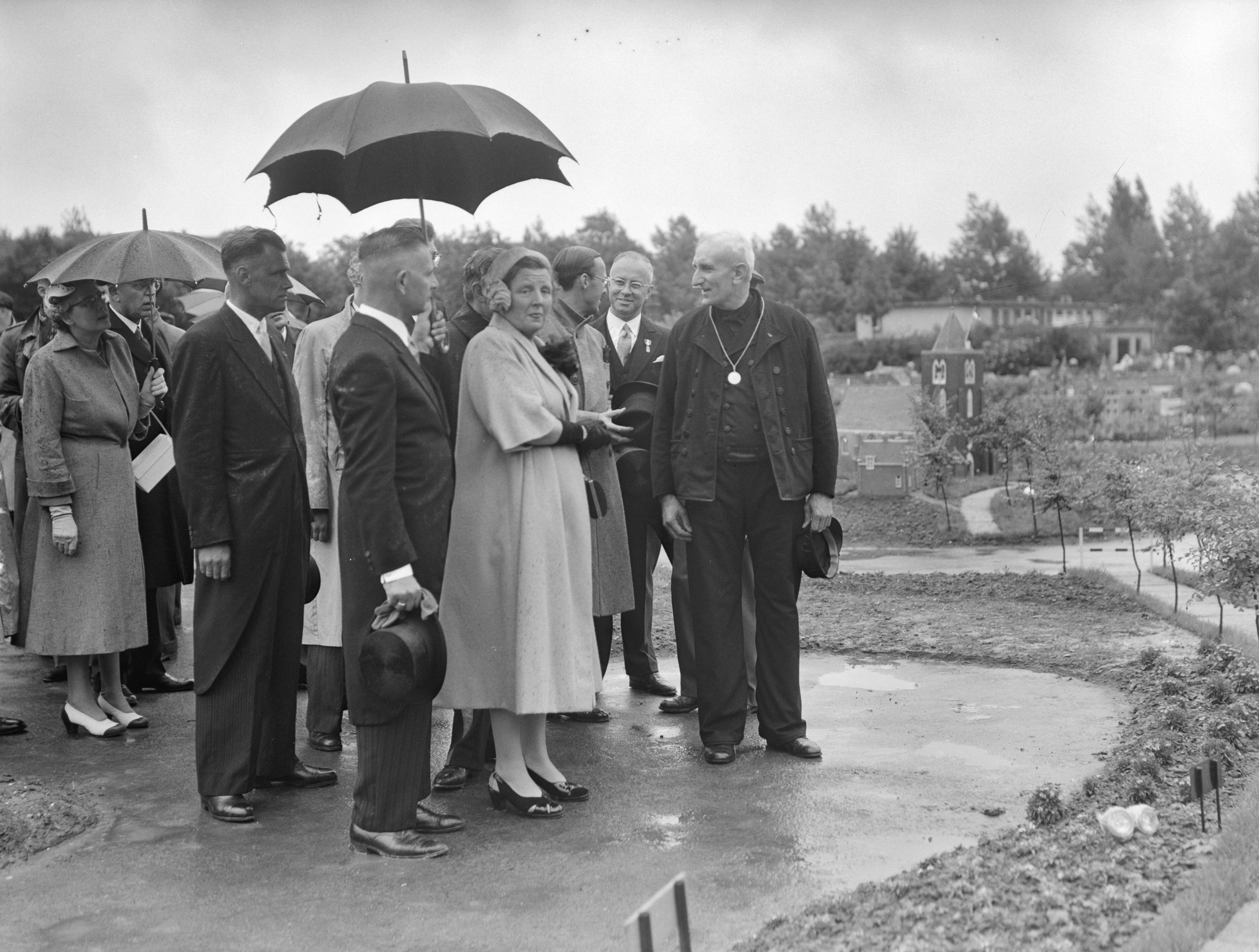 Koningin Juliana en prins Bernhard bezoeken Walcheren — Koningin Juliana en prins Bernhard bezoeken Miniatuur Walcheren te Middelburg — Foto: Bilsen, Joop van / Anefo. Licentie: Set B: Rechtenvrij / Publiek Domein. Bron: Nationaal Archief. http://hdl.handle.net/10648/a9245e76-d0b4-102d-bcf8-003048976d84