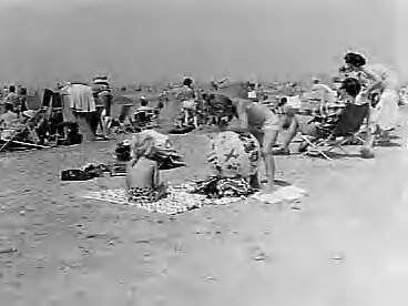 Fotocollectie Anefo — Warmte op het land. Verkoeling in het water. Strand Zandvoort — Foto: Pot, Harry / Anefo. Licentie: Set B: Rechtenvrij / Publiek Domein. Bron: Nationaal Archief. http://hdl.handle.net/10648/a963789a-d0b4-102d-bcf8-003048976d84