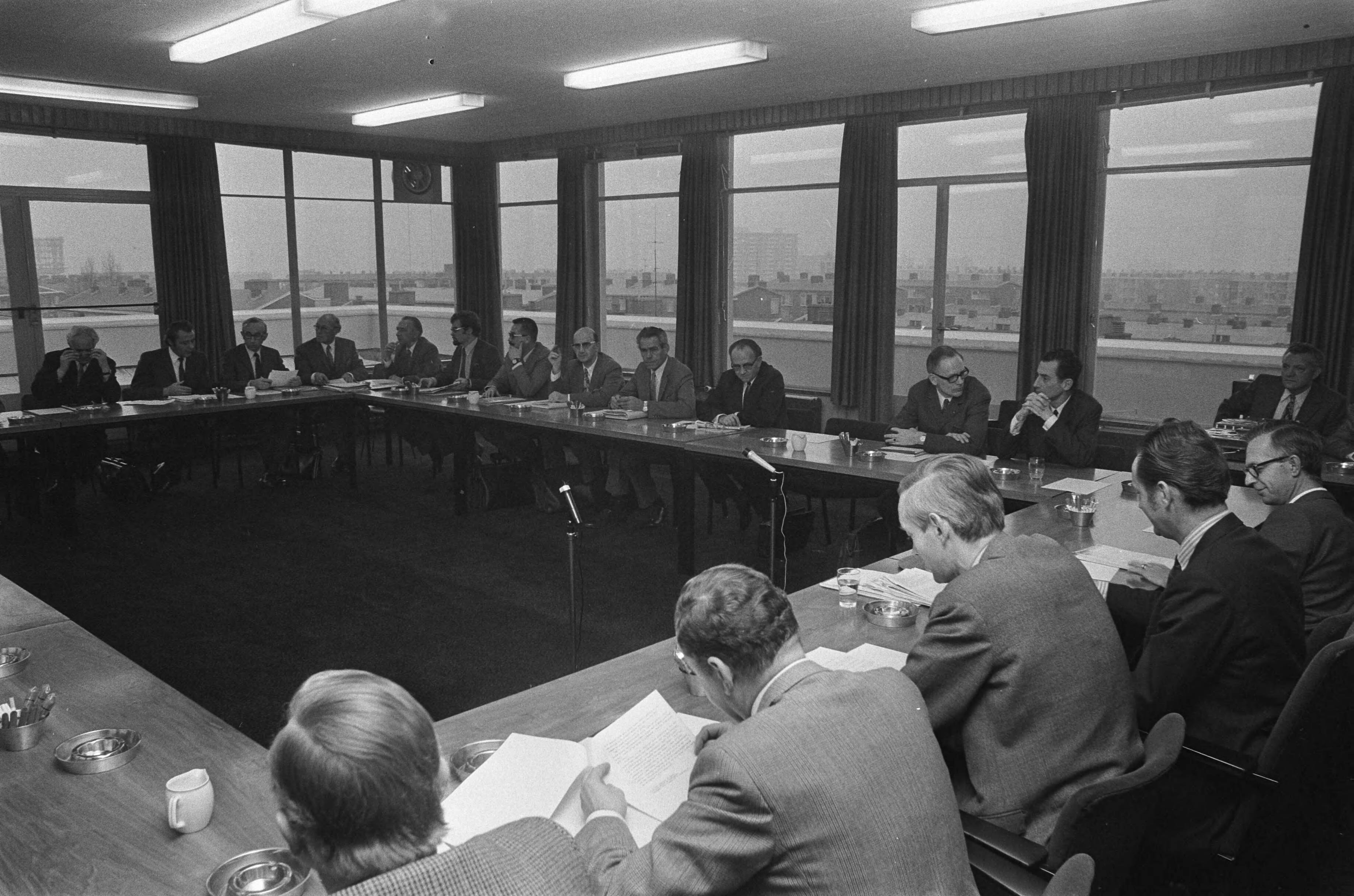 Fotocollectie Anefo — Overleg regeringsdelegatie met vertegenwoordigers van werkgeversverenigingen, Voorburg — Foto: Verhoeff, Bert / Anefo. Licentie: Set B: Rechtenvrij / Publiek Domein. Bron: Nationaal Archief. http://hdl.handle.net/10648/abd9c34a-d0b4-102d-bcf8-003048976d84