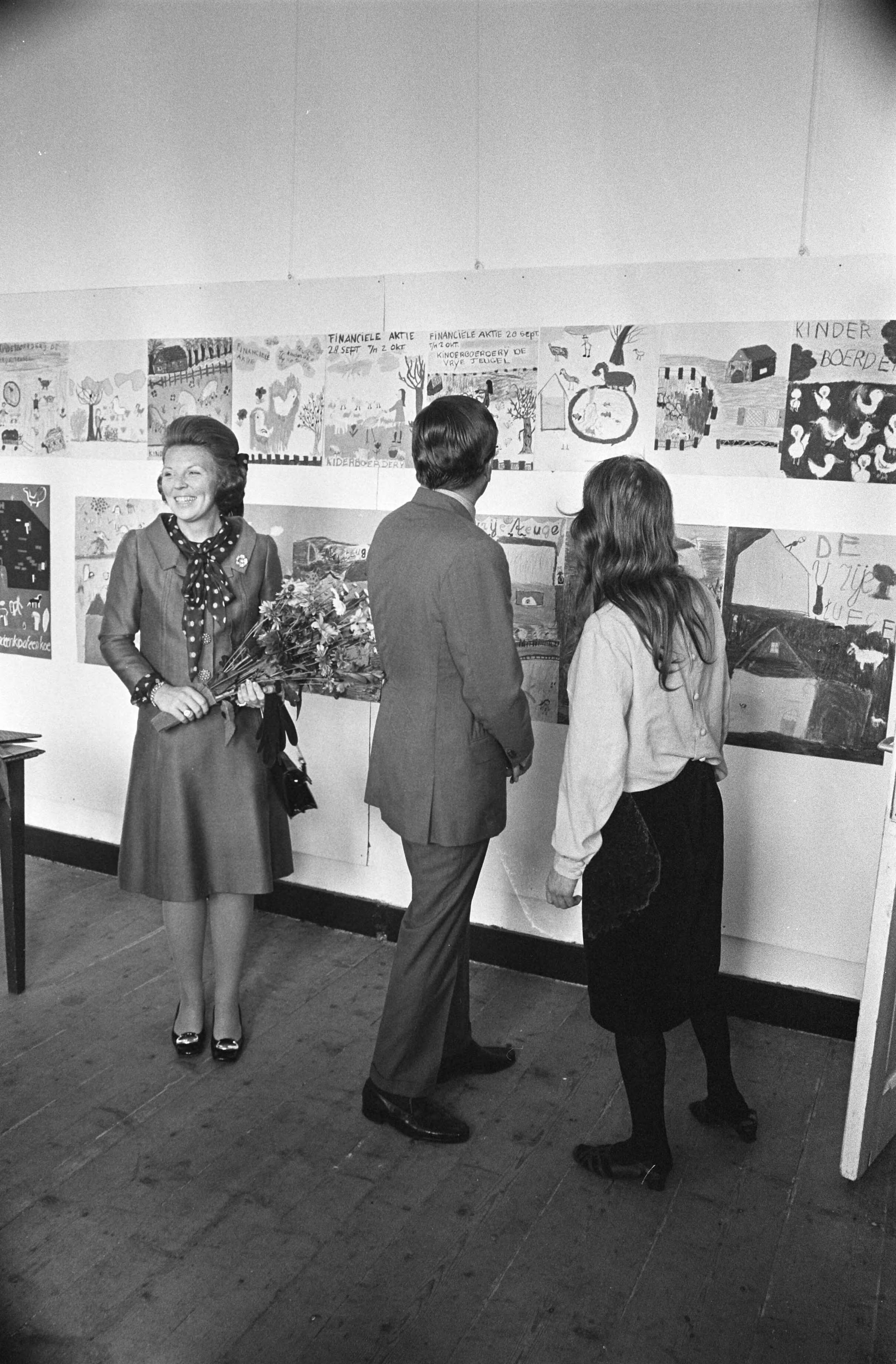 Fotocollectie Anefo — Prinses Beatrix opent tentoonstelling kindertekeningen, Soest — Foto: Verhoeff, Bert / Anefo. Licentie: Set B: Rechtenvrij / Publiek Domein. Bron: Nationaal Archief. http://hdl.handle.net/10648/aba5150a-d0b4-102d-bcf8-003048976d84