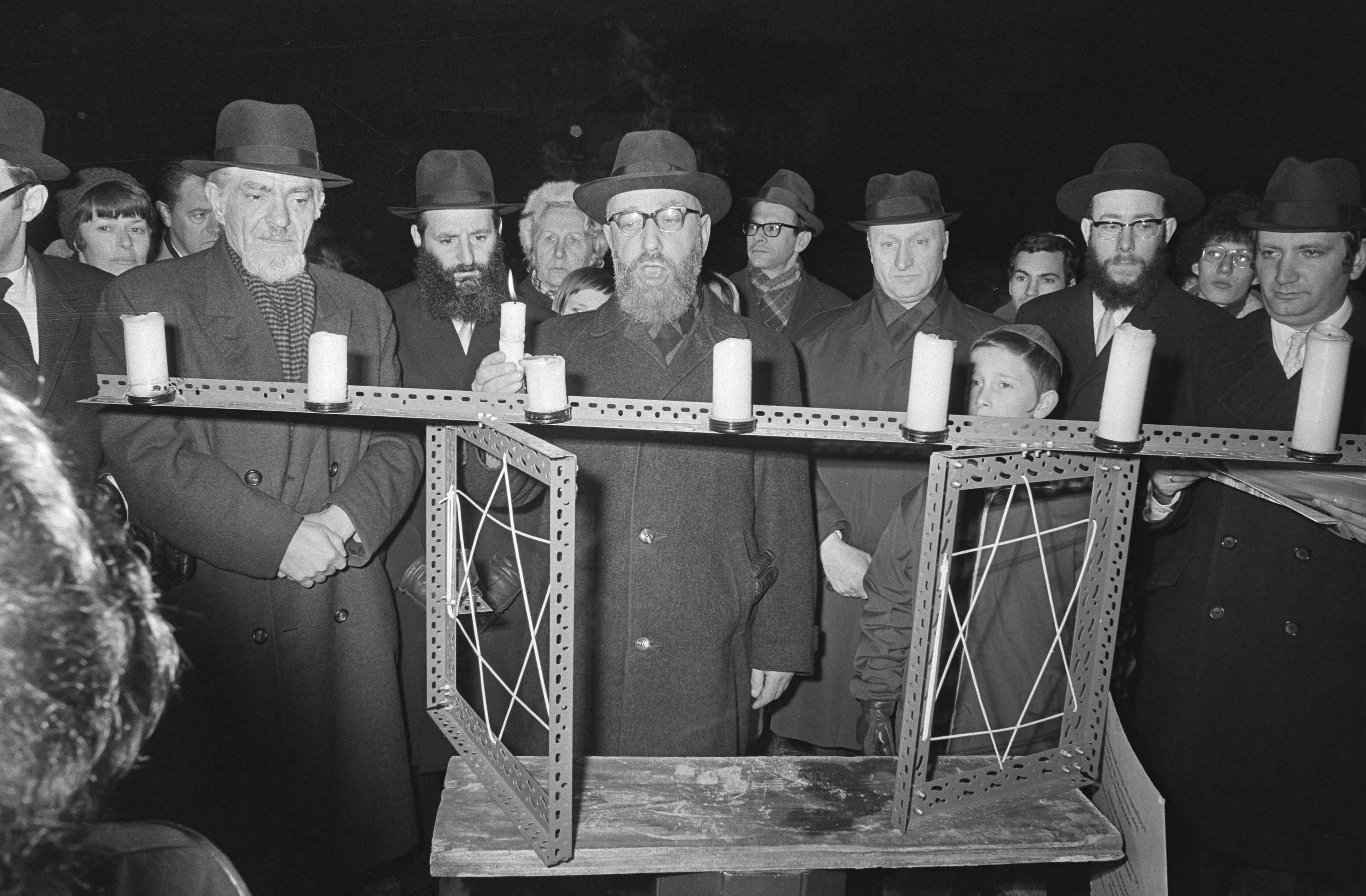 Fotocollectie Anefo — Rabbijnen houden demonstratie tegen proces in Leningrad bij Russische ambassade te Den Haag — Foto: Verhoeff, Bert / Anefo. Licentie: Set B: Rechtenvrij / Publiek Domein. Bron: Nationaal Archief. http://hdl.handle.net/10648/abae5cdc-d0b4-102d-bcf8-003048976d84