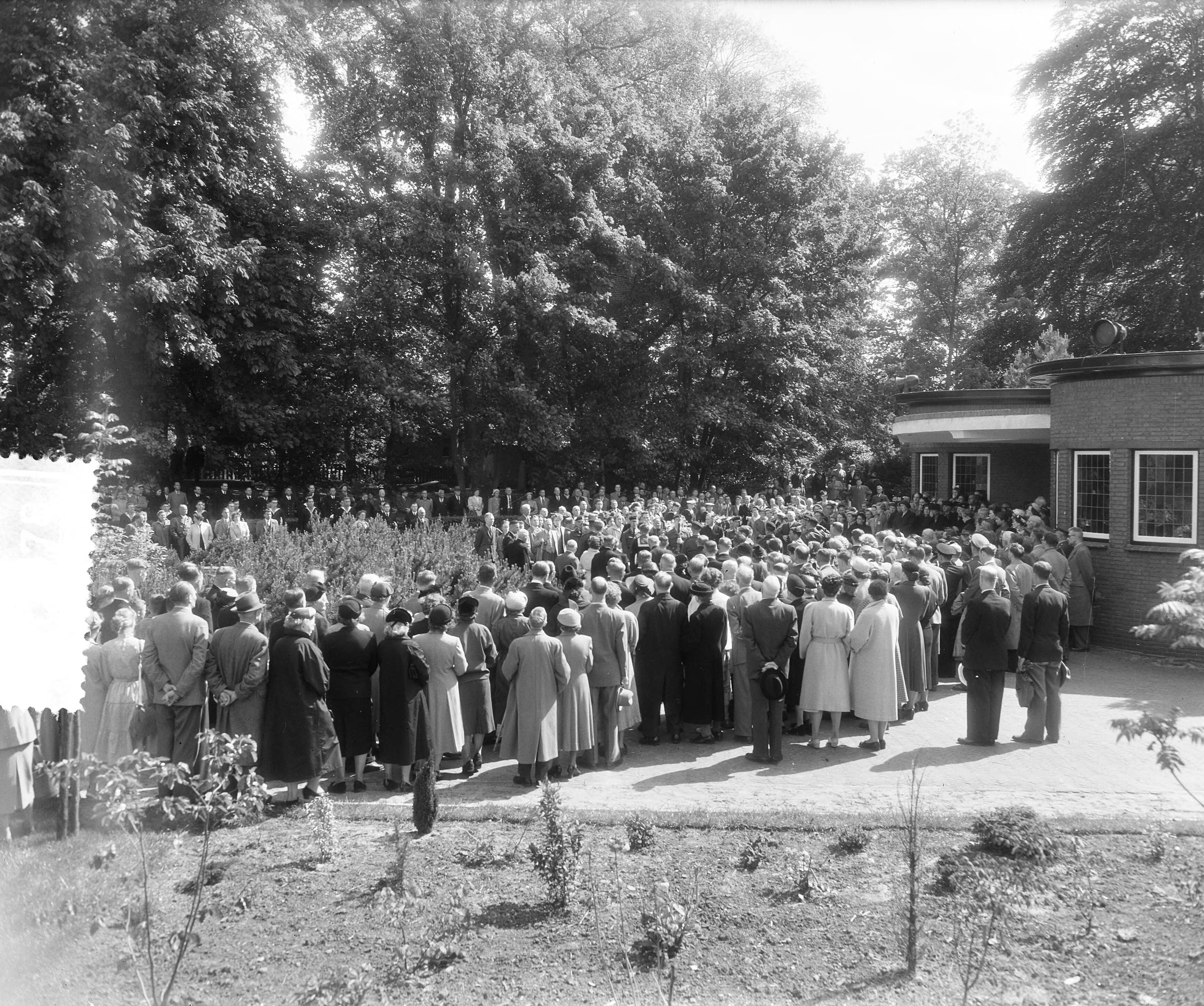 Fotocollectie Anefo — Marinebegrafenis te Den Haag — Foto: Rossem, Wim van / Anefo. Licentie: Set B: Rechtenvrij / Publiek Domein. Bron: Nationaal Archief. http://hdl.handle.net/10648/a936ccdc-d0b4-102d-bcf8-003048976d84