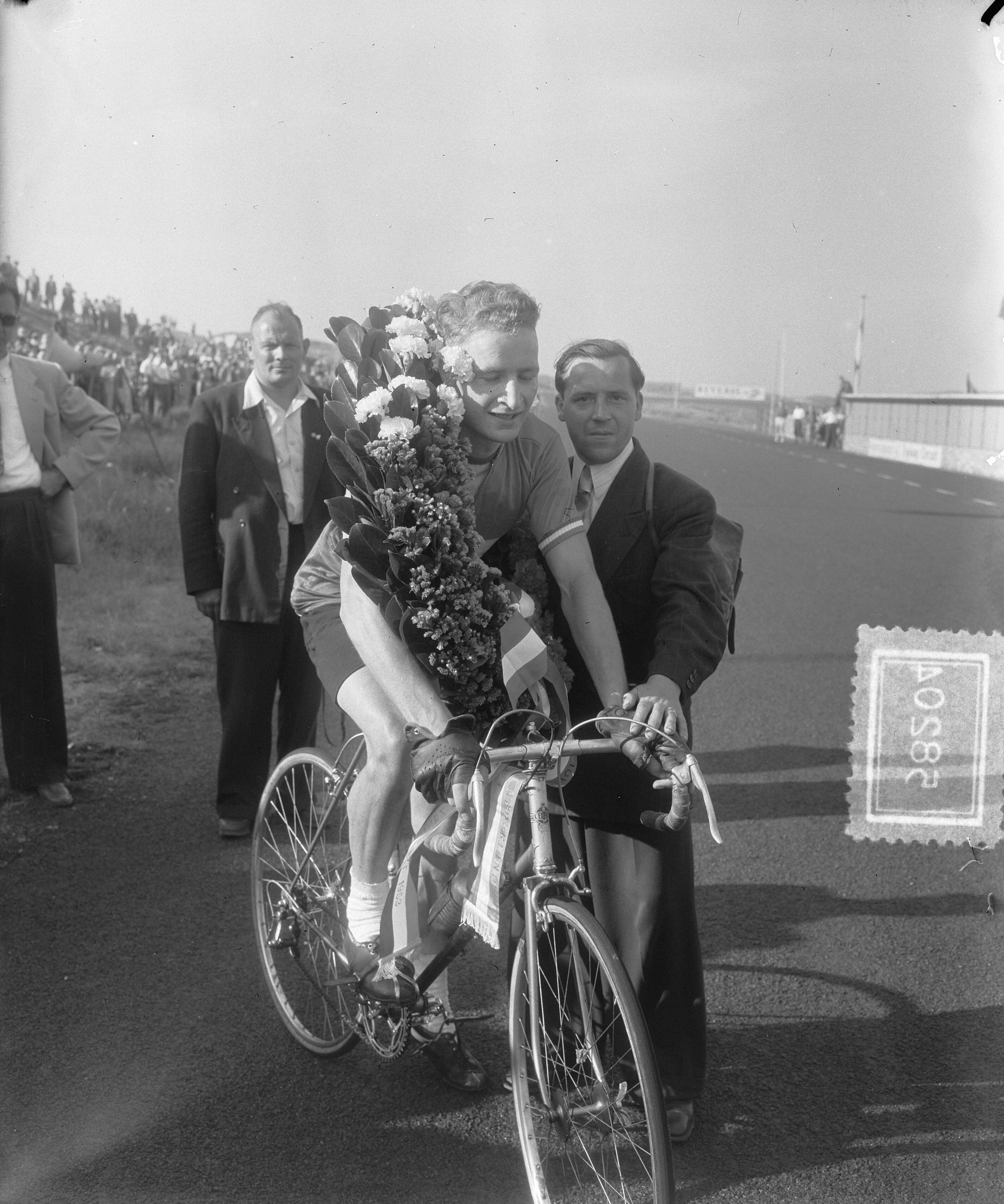 Fotocollectie Anefo — Nationaal kampioenschap wielrennen op de weg voor amateurs op het circuit van Zandvoort. Winnaar Cees Paymans uit Tilburg — Foto: Pot, Harry / Anefo. Licentie: Set B: Rechtenvrij / Publiek Domein. Bron: Nationaal Archief. http://hdl.handle.net/10648/a90f02b0-d0b4-102d-bcf8-003048976d84