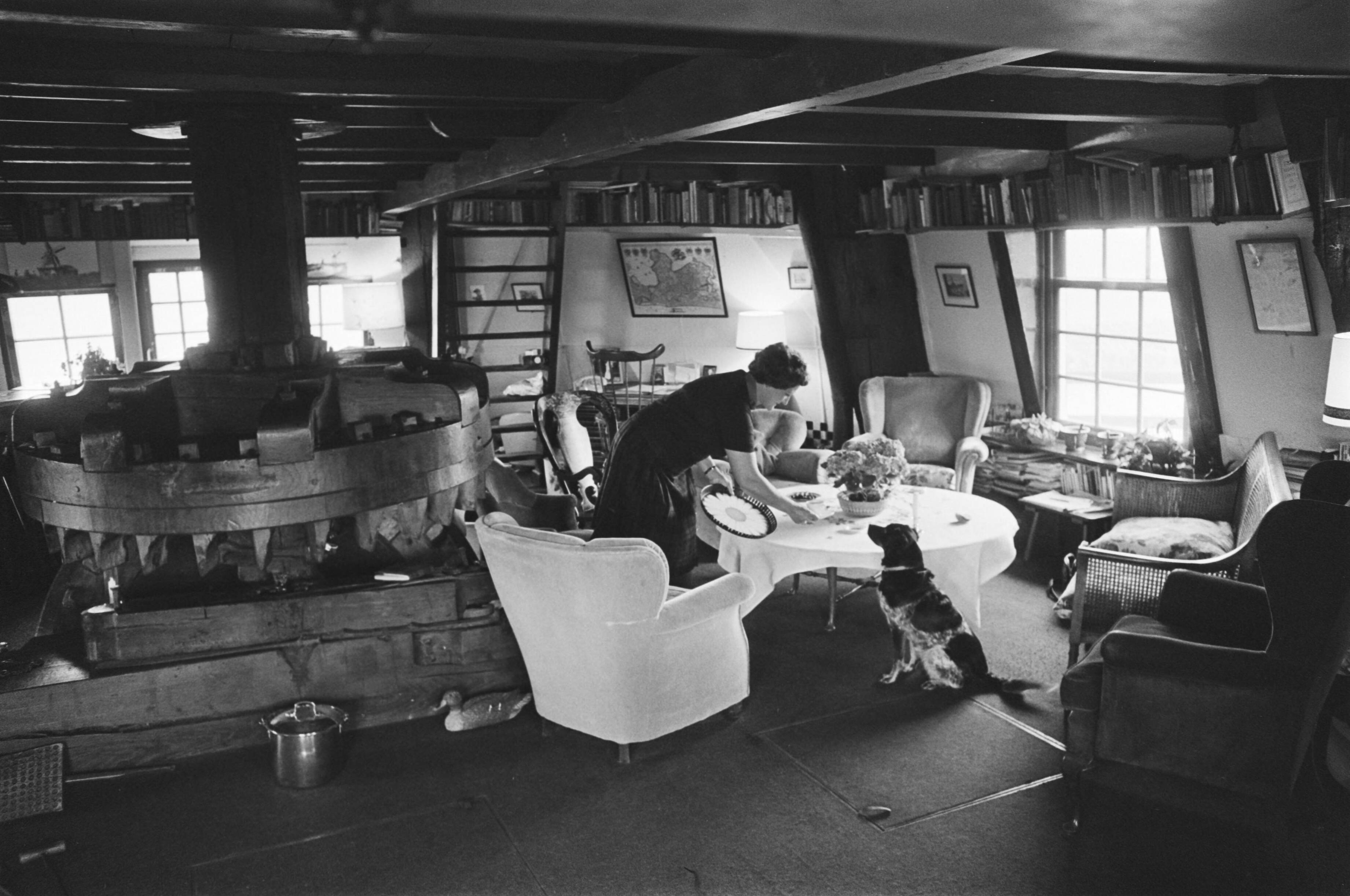 Fotocollectie Anefo — Vrouw in molen te Schermerhorn (Noord-Holland). Het interieur van een 8-kante rietgedekte binnenkruier. — Foto: Verhoeff, Bert / Anefo. Licentie: Set B: Rechtenvrij / Publiek Domein. Bron: Nationaal Archief. http://hdl.handle.net/10648/ac81f4c0-d0b4-102d-bcf8-003048976d84