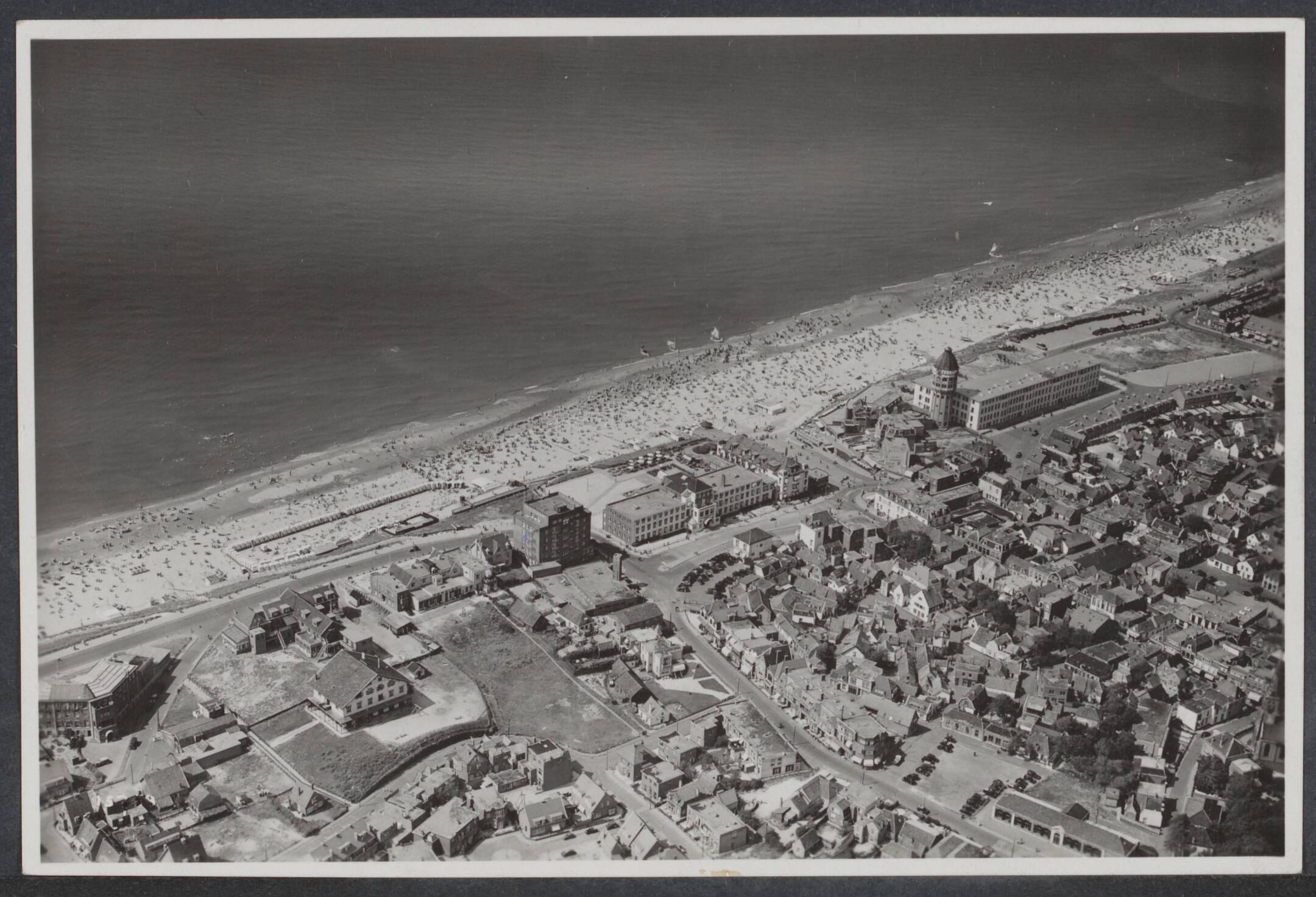 Zandvoort, vóór 1945 — Luchtopname. Zandvoort — Foto: KLM Aerocarto / Rechtenvrij. Licentie: Set B: Rechtenvrij / Publiek Domein. Bron: Nationaal Archief. http://hdl.handle.net/10648/10ad6d7c-c8e6-33dd-0d32-00ca0db92672
