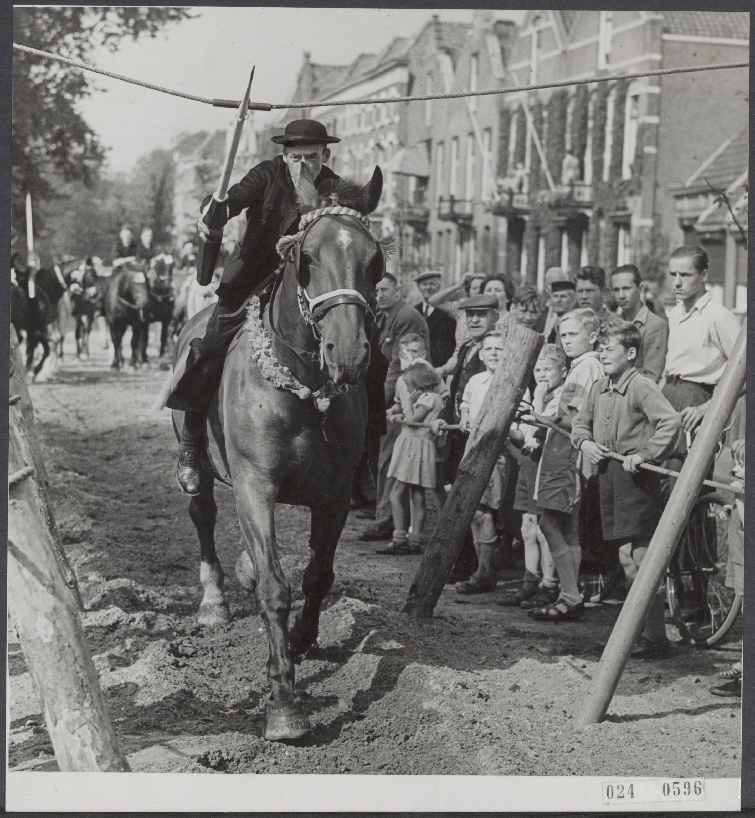 Fotocollectie Elsevier Binnenland — Ringsteken Middelburg. Bijschrift "Raak". Ring wordt gestoken met publiek langs de kant — Foto: Noske, J.D. / Anefo. Licentie: Set B: Rechtenvrij / Publiek Domein. Bron: Nationaal Archief. http://hdl.handle.net/10648/add7ea32-d0b4-102d-bcf8-003048976d84