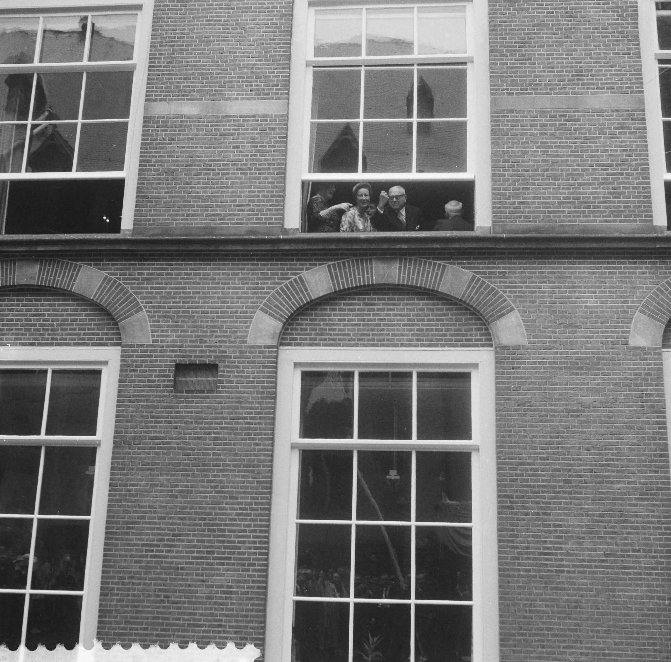 Staatsbezoek koning Boudewijn 1959 — Derde dag van het bezoek van koning Boudewijn bezoek aan Den Haag. Aankomst bij stadhuis — Foto: Noske, J.D. / Anefo. Licentie: Set B: Rechtenvrij / Publiek Domein. Bron: Nationaal Archief. http://hdl.handle.net/10648/a9989124-d0b4-102d-bcf8-003048976d84