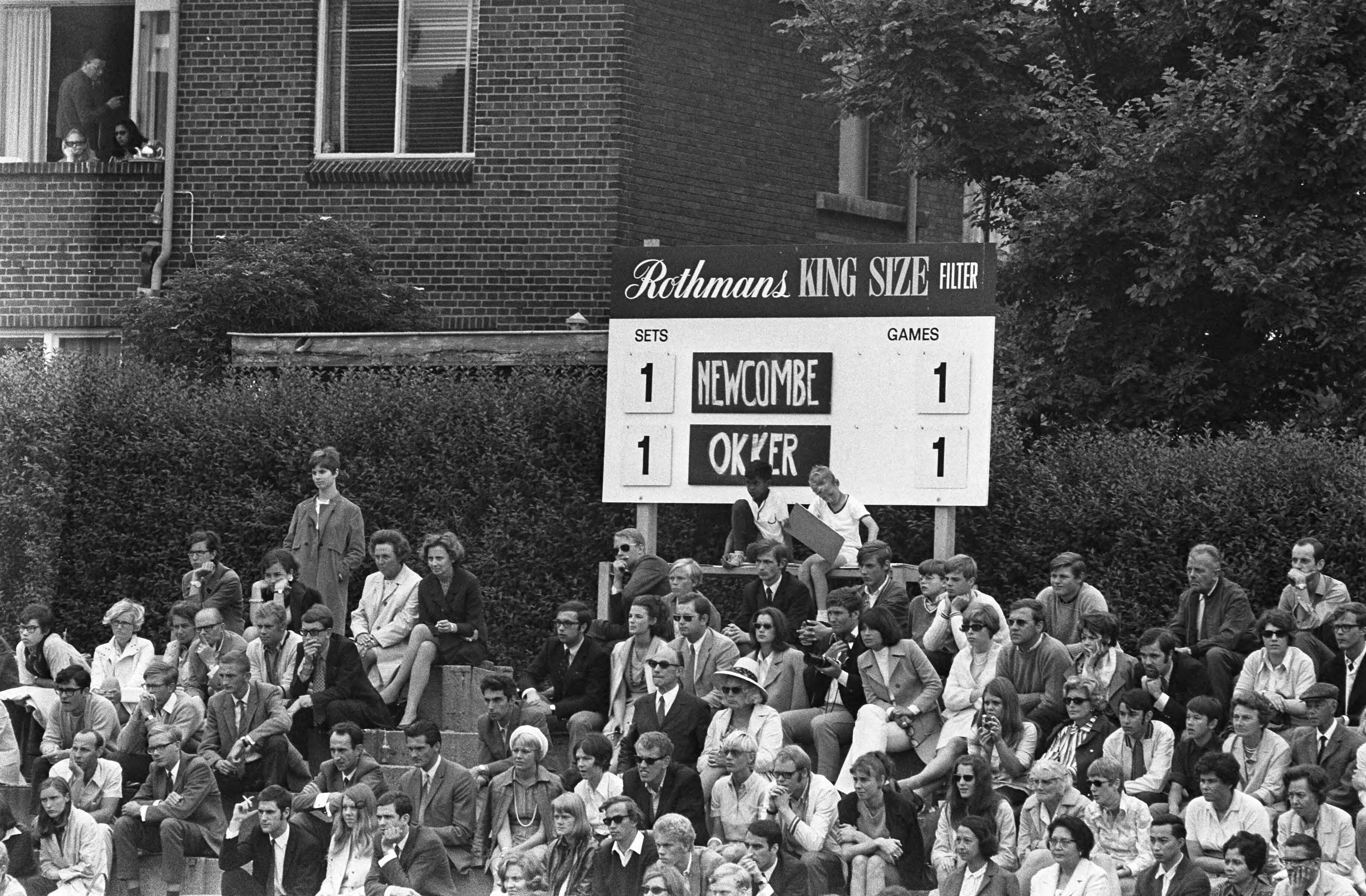 Tenniswedstrijden op de METS-banen te Scheveningen — Publiek op de tribune — Foto: Fotograaf Onbekend / Anefo. Licentie: Set B: Rechtenvrij / Publiek Domein. Bron: Nationaal Archief. http://hdl.handle.net/10648/ab71bb92-d0b4-102d-bcf8-003048976d84