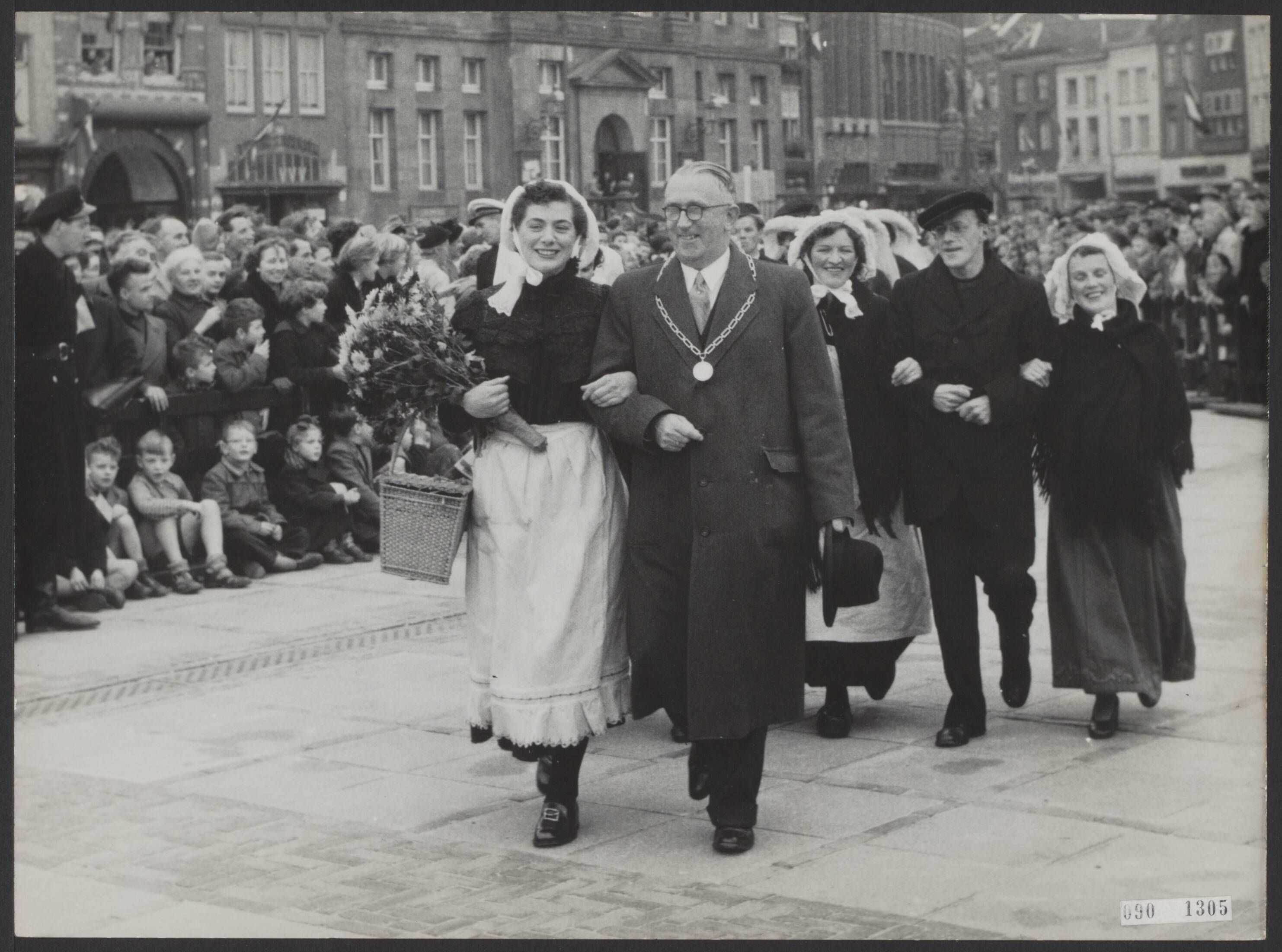 Fotocollectie Elsevier Binnenland — "Dat gaat naar Den Bosch toe, Zoete Lieve Gerritje". Zaterdagmiddag is Zoete Lieve Gerritje voor het eerst in eigen persoon in Den Bosch ingehaald, door burgemeester mr. H.J.M. Loeff — Foto: Noske, J.D. / Anefo. Licentie: Set B: Rechtenvrij / Publiek Domein. Bron: Nationaal Archief. http://hdl.handle.net/10648/ae1e6bf6-d0b4-102d-bcf8-003048976d84