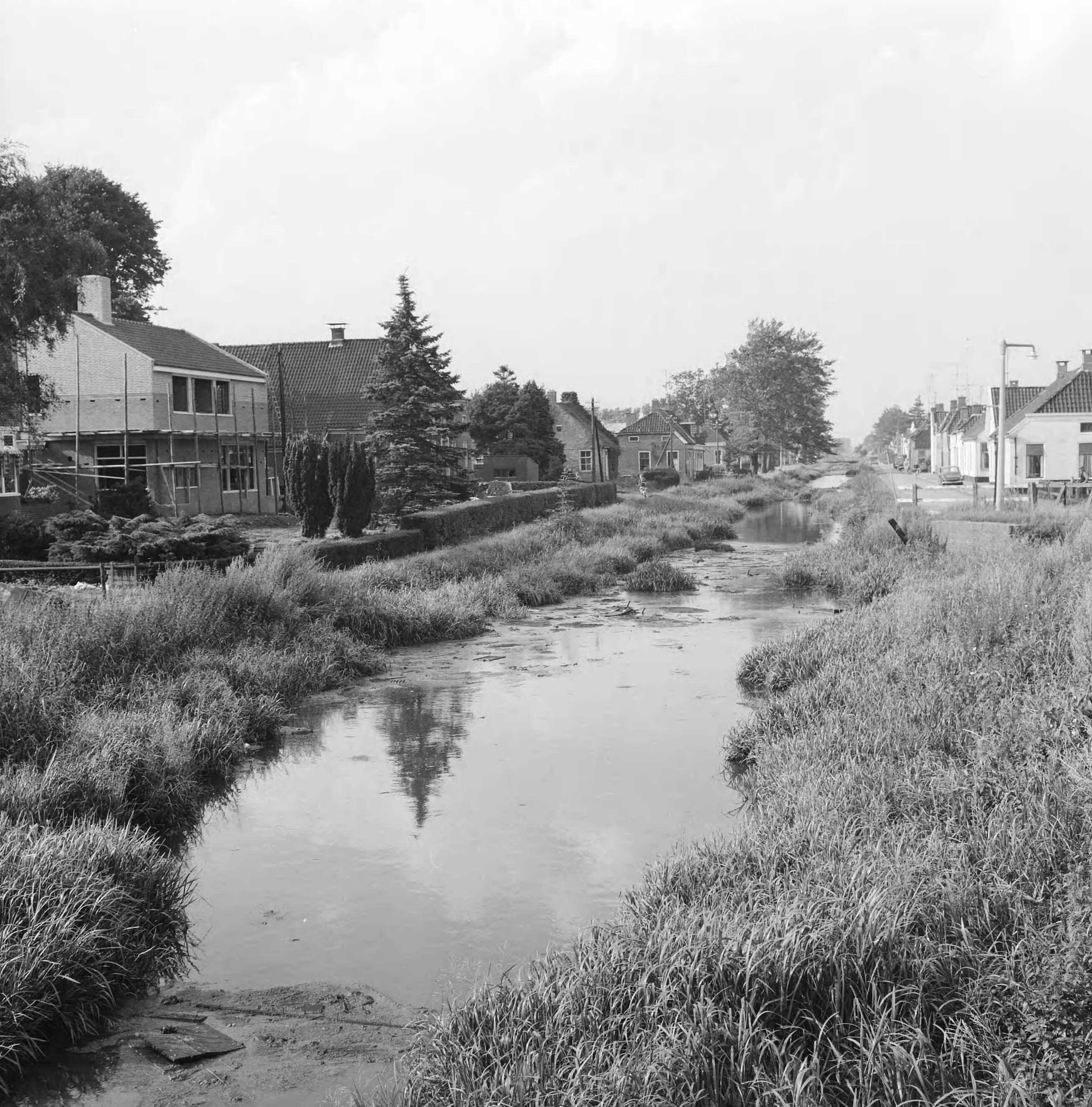 Fotocollectie Nederlandse Heidemaatschappij — Station Waterleidingbedrijf te De Groeve (gem. Zuidlaren). Gezien in zuidelijke richting — Foto: Wüllschleger, [...] / Heidemij. Licentie: Set B: Rechtenvrij / Publiek Domein. Bron: Nationaal Archief. http://hdl.handle.net/10648/ae7f3f62-d0b4-102d-bcf8-003048976d84