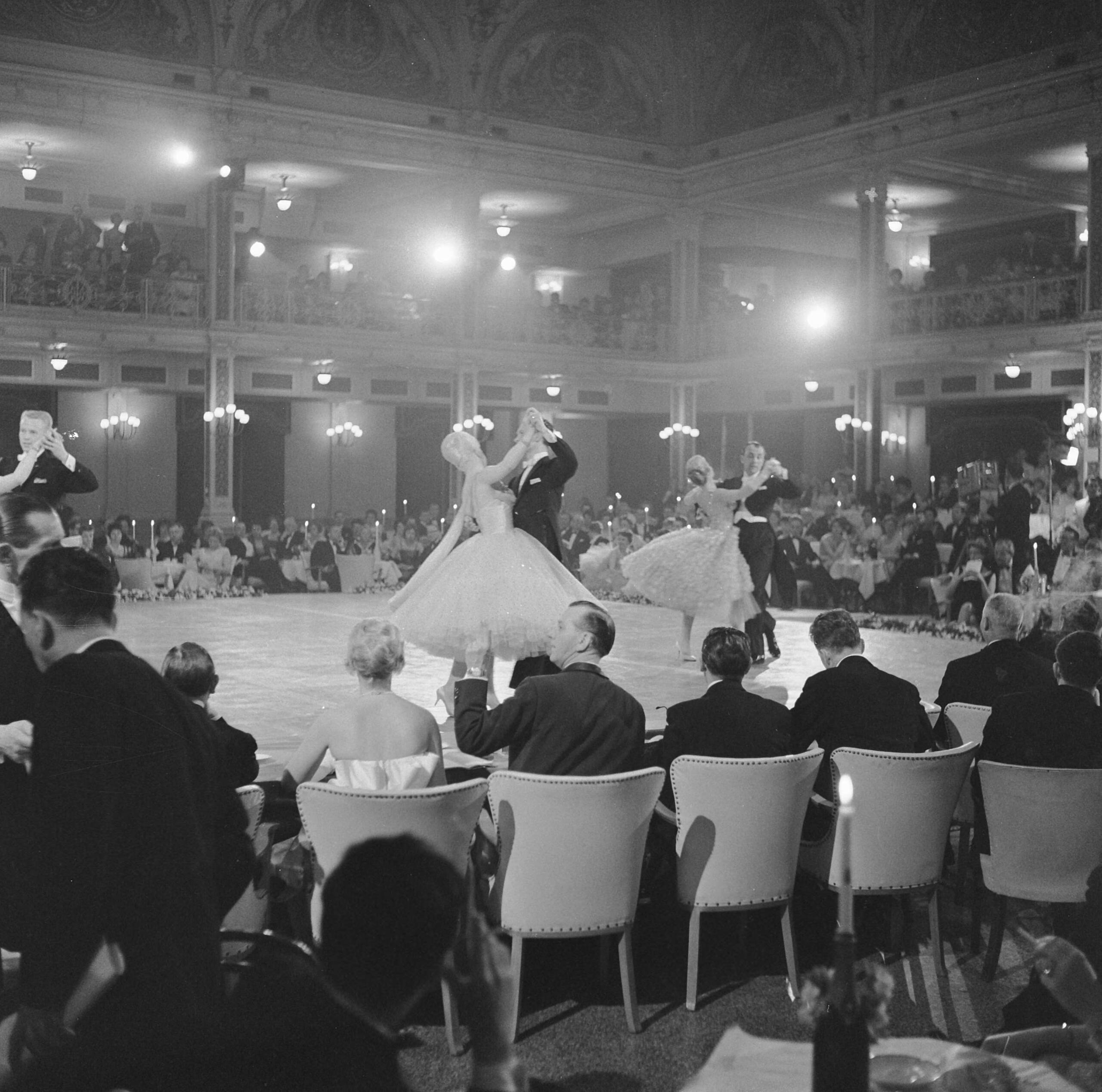 Fotocollectie Anefo — Avro's Europees Danstoernooi in het Kurhaus te Scheveningen — Foto: Behrens, Herbert F. / Anefo. Licentie: Set B: Rechtenvrij / Publiek Domein. Bron: Nationaal Archief. http://hdl.handle.net/10648/a9d145b4-d0b4-102d-bcf8-003048976d84