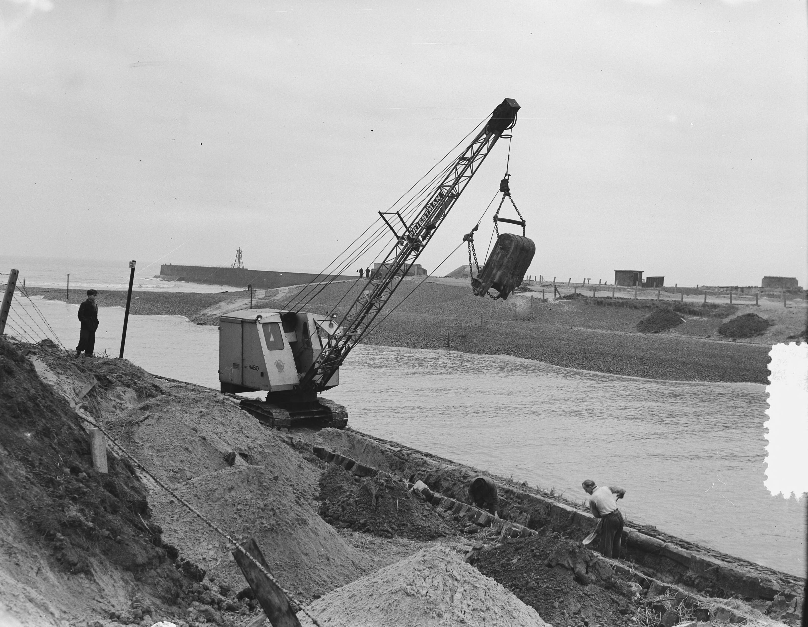 Restauratie strand en duinen Scheveningen — Foto: Pot, Harry / Anefo. — Licentie: Set B: Rechtenvrij / Publiek Domein. Bron: Nationaal Archief. http://hdl.handle.net/10648/a907ef5c-d0b4-102d-bcf8-003048976d84