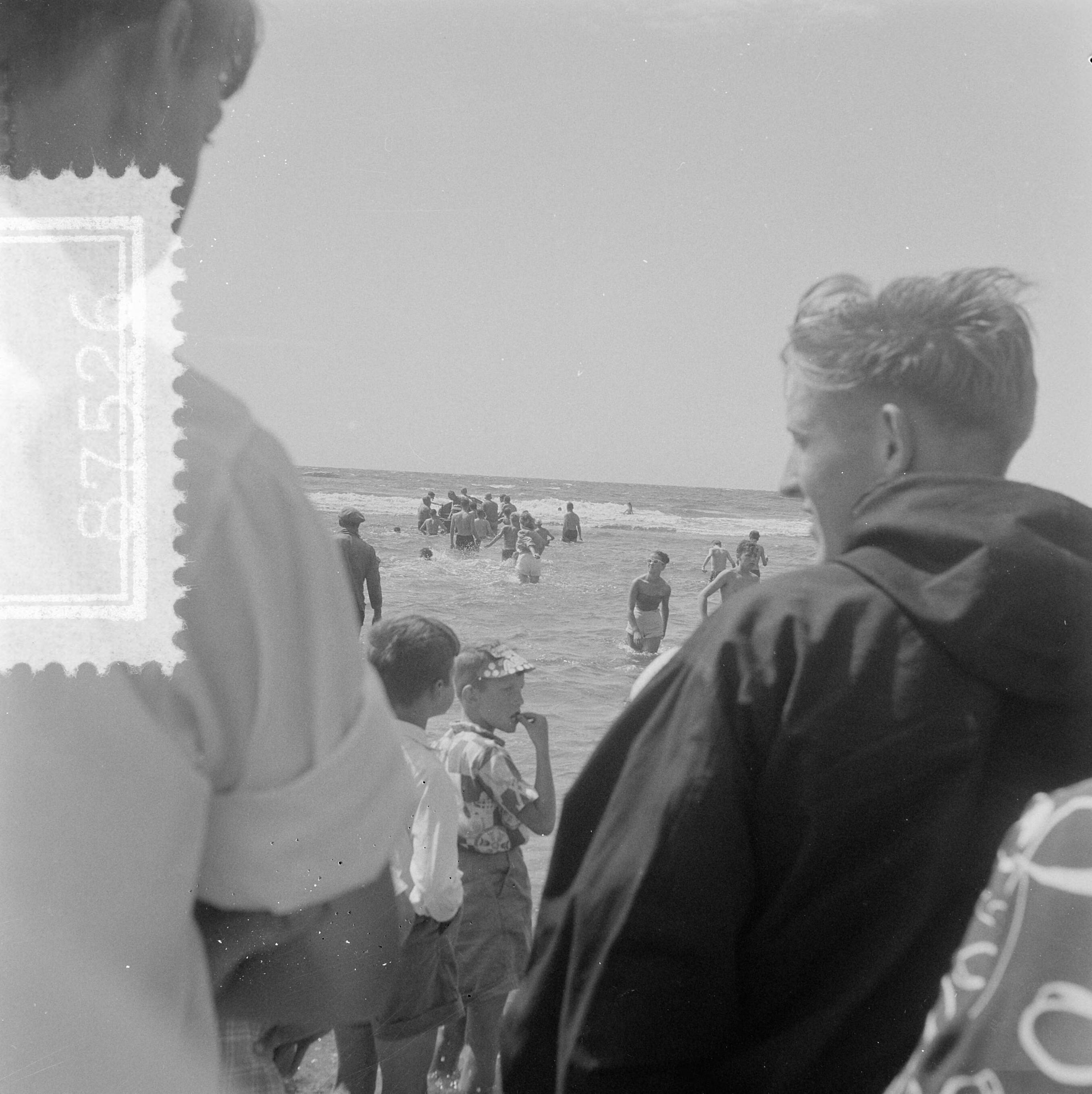 Fotocollectie Anefo — Reddingspogingen in Zandvoort voor verdronken Duitser — Foto: Koch, Eric / Anefo. Licentie: Set B: Rechtenvrij / Publiek Domein. Bron: Nationaal Archief. http://hdl.handle.net/10648/a964385c-d0b4-102d-bcf8-003048976d84