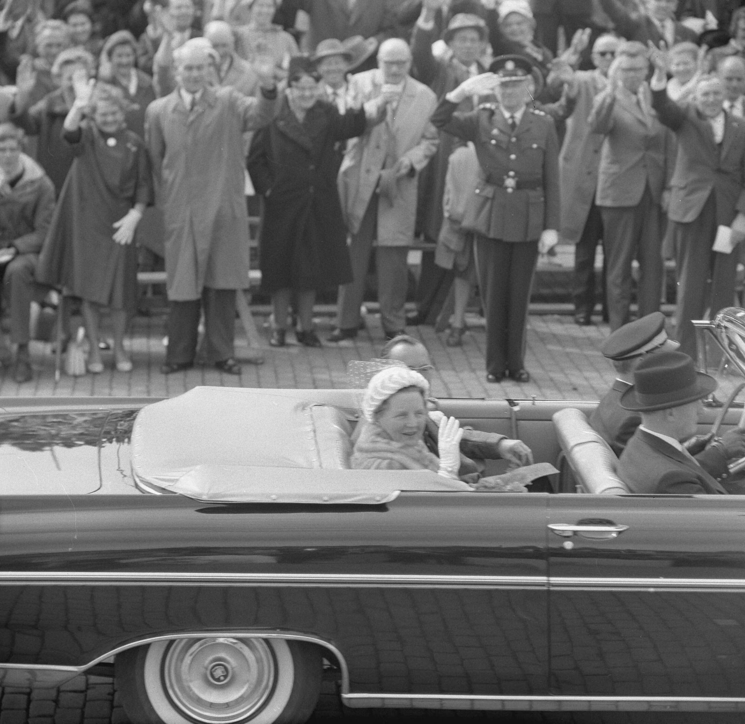 Koninklijk bezoek aan Groningen en Friesland (1962) — Koninklijk bezoek aan Groningen — Foto: Merk, Ben / Anefo. Licentie: Set B: Rechtenvrij / Publiek Domein. Bron: Nationaal Archief. http://hdl.handle.net/10648/aa0726ca-d0b4-102d-bcf8-003048976d84
