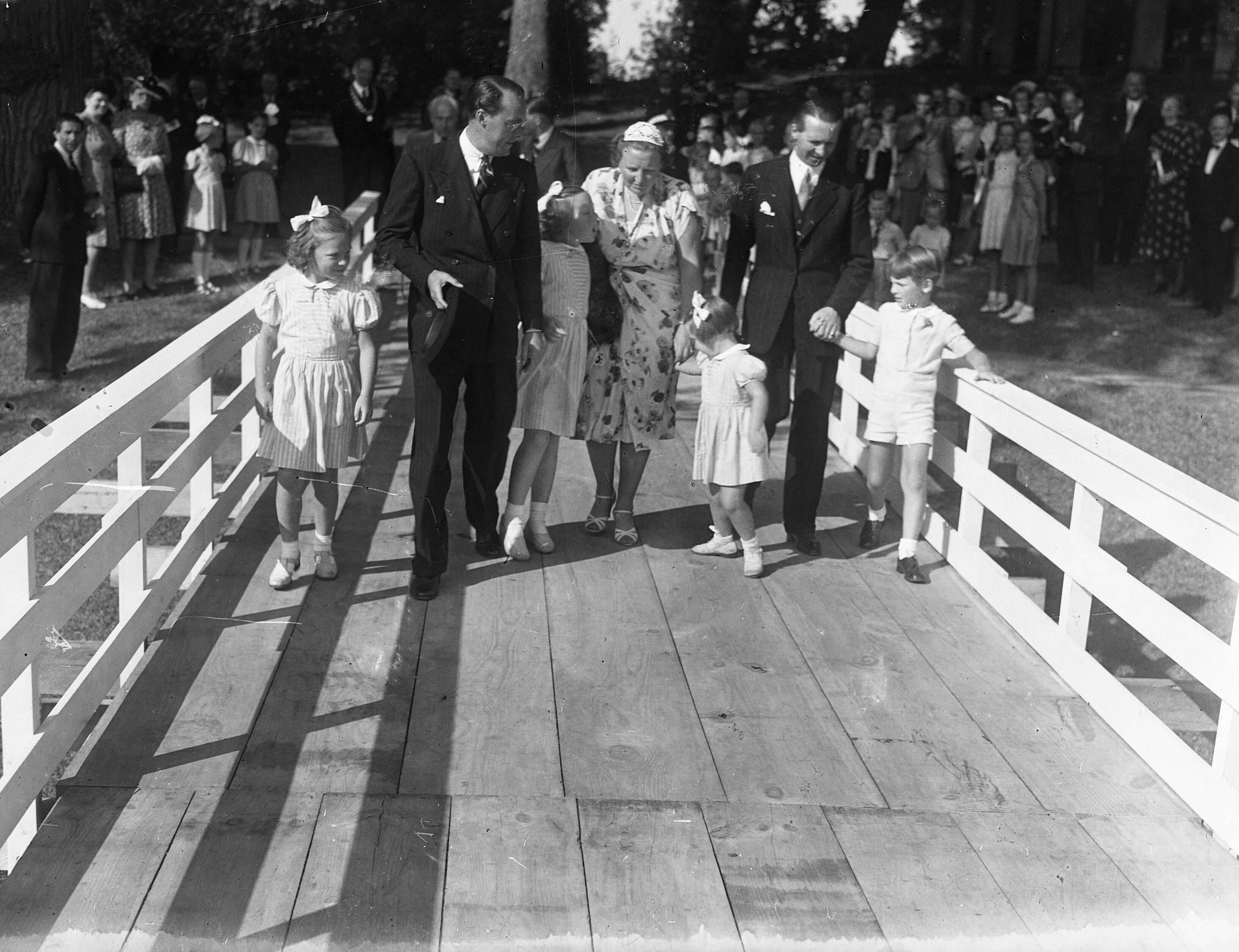 Fotocollectie Anefo — Prinselijk gezin in Leeuwarden. Rechts Commissaris der Koningin H.P. Linthorst Homan met zijn zoon — Foto: Noske, J.D. / Anefo. Licentie: Set B: Rechtenvrij / Publiek Domein. Bron: Nationaal Archief. http://hdl.handle.net/10648/a8ab198a-d0b4-102d-bcf8-003048976d84