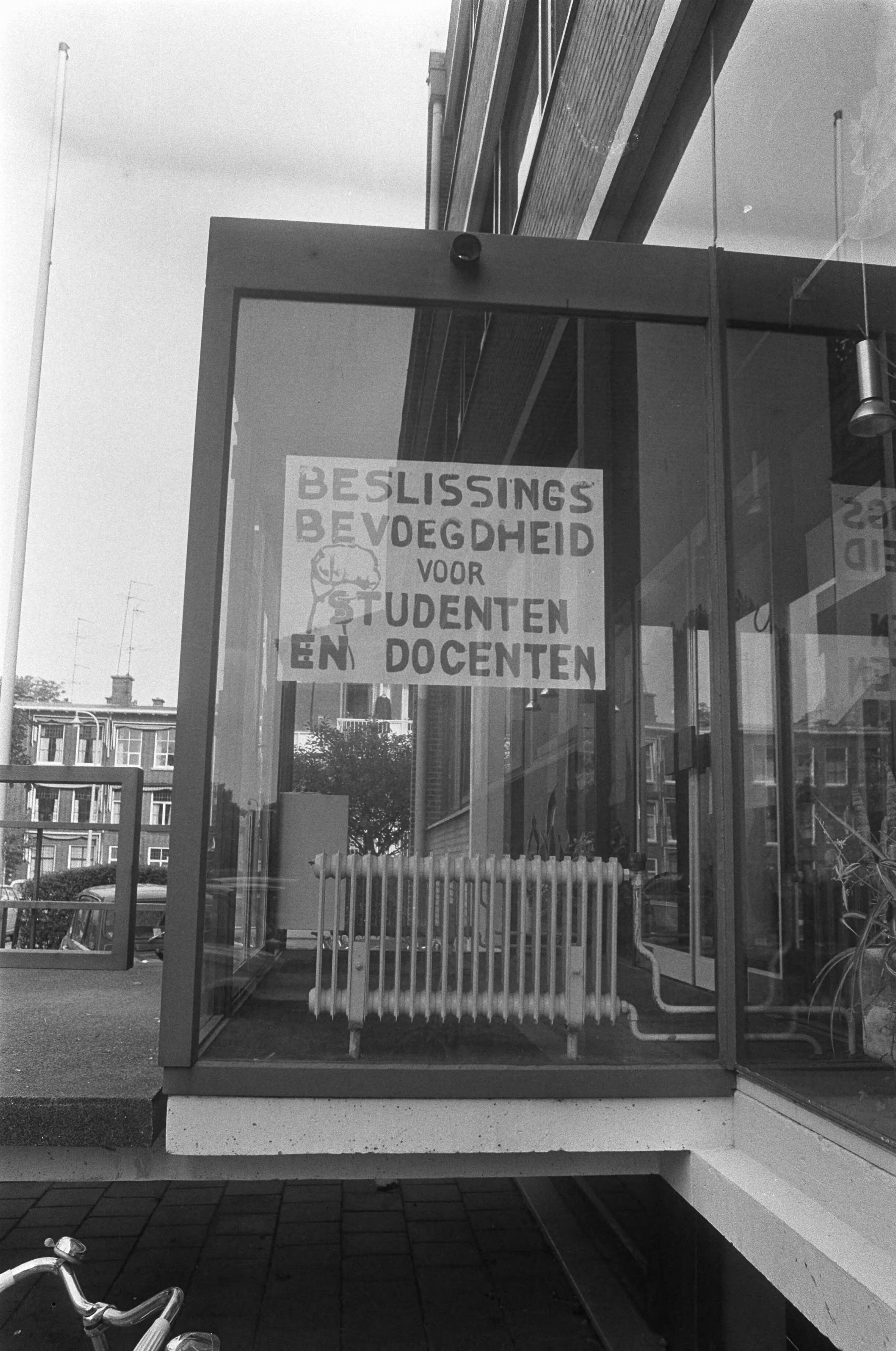Fotocollectie Anefo — Katholieke Sociale Academie in Den Haag bezet; protestborden buiten de academie — Foto: Peters, Hans / Anefo. Licentie: Set B: Rechtenvrij / Publiek Domein. Bron: Nationaal Archief. http://hdl.handle.net/10648/ac73d016-d0b4-102d-bcf8-003048976d84