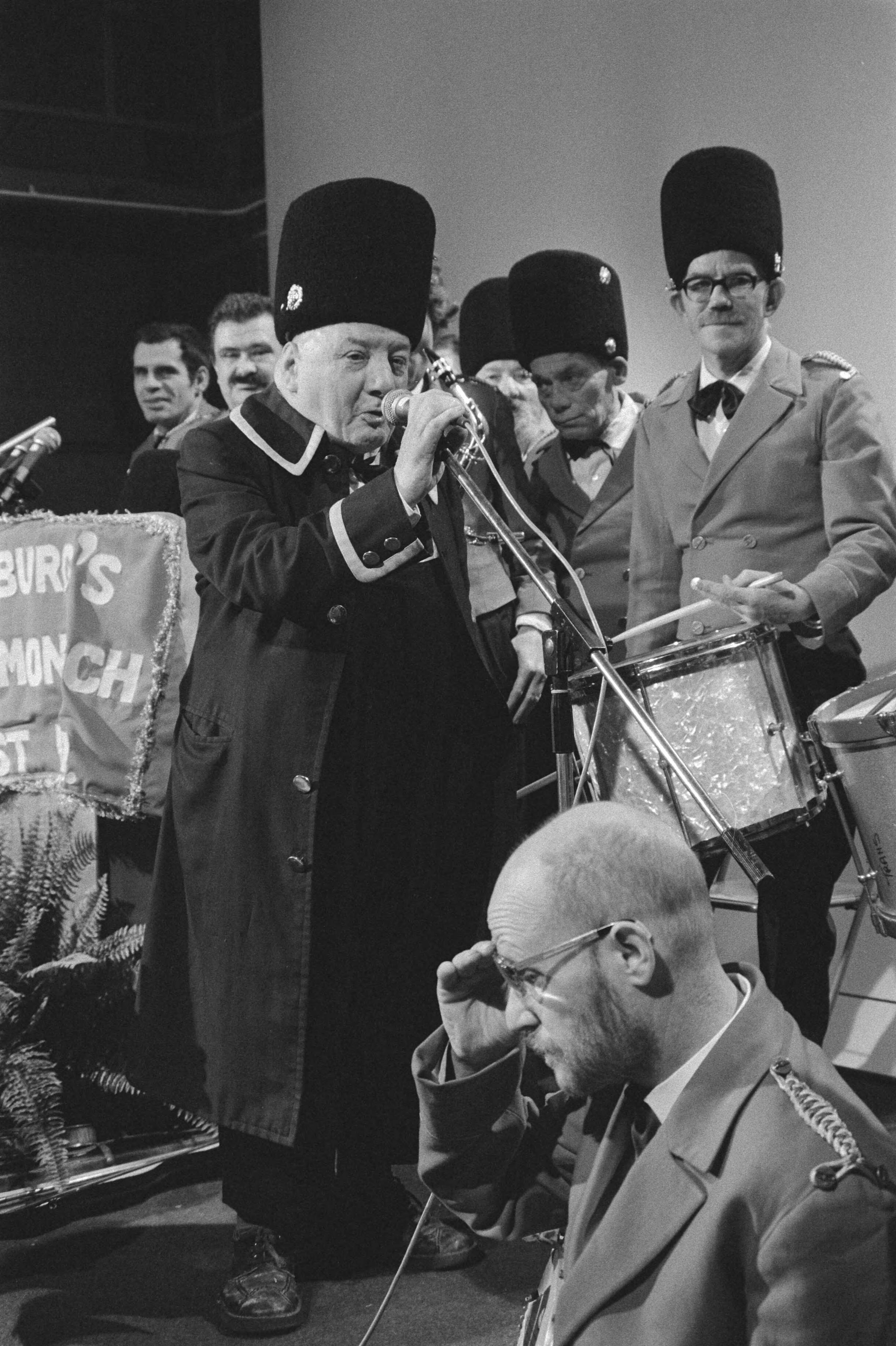 Nipkowschijf en Zilveren Reissmicrofoon uitgereikt in Hilversum — Orkest van Tehuis van Onbehuisden (Groot Walenburg's Vuilharmonisch Orkest) met dirigent Harm van Ruth (bij de microfoon) — Foto: Dijk, Hans van / Anefo. Licentie: Set B: Rechtenvrij / Publiek Domein. Bron: Nationaal Archief. http://hdl.handle.net/10648/ad07a322-d0b4-102d-bcf8-003048976d84