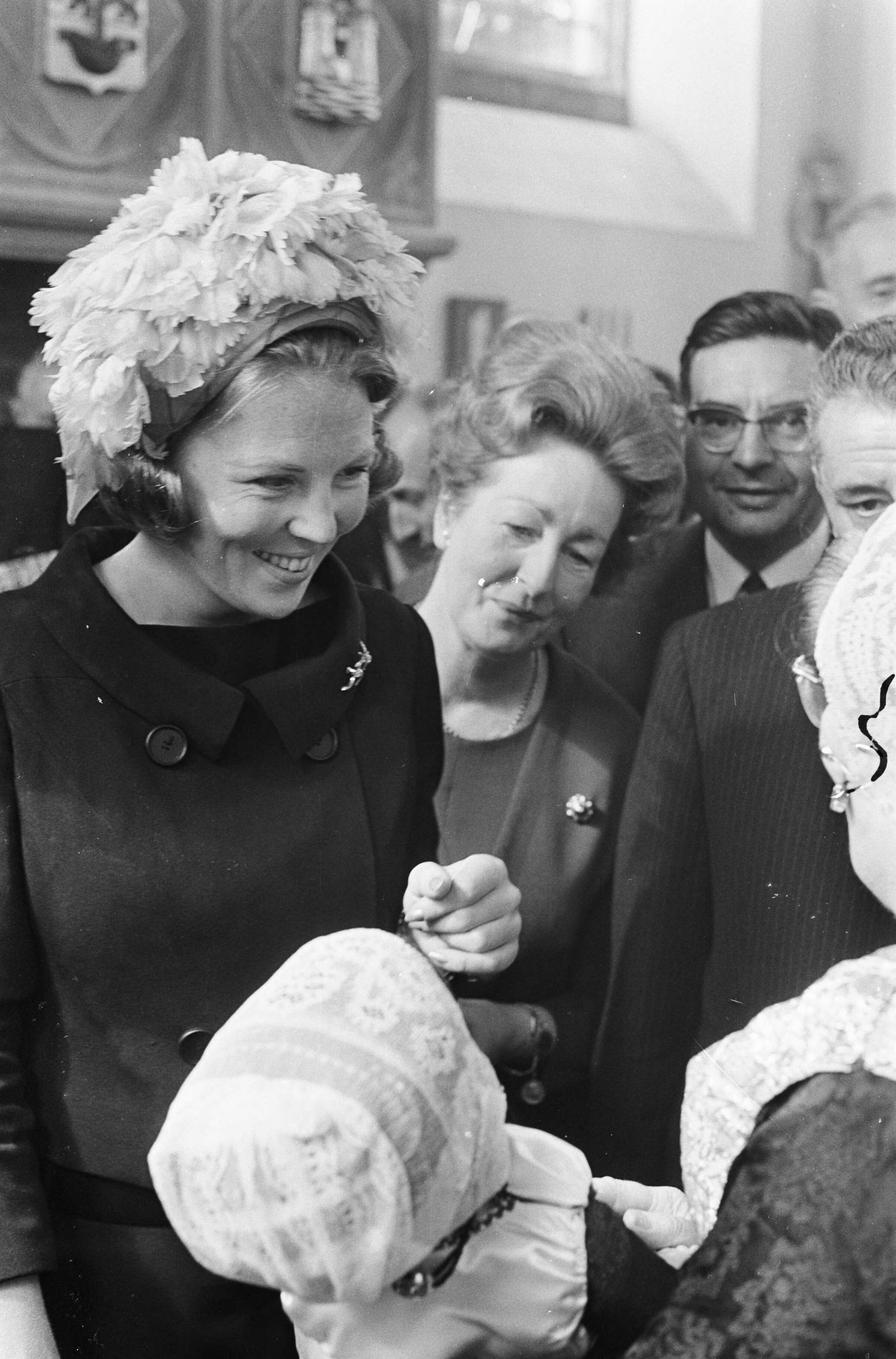 Fotocollectie Anefo — Jaarlijks Congres Veteranen Nederland te Middelburg. Een Urkerpop voor prinses Beatrix — Foto: Merk, Ben / Anefo. Licentie: Set B: Rechtenvrij / Publiek Domein. Bron: Nationaal Archief. http://hdl.handle.net/10648/ab284408-d0b4-102d-bcf8-003048976d84