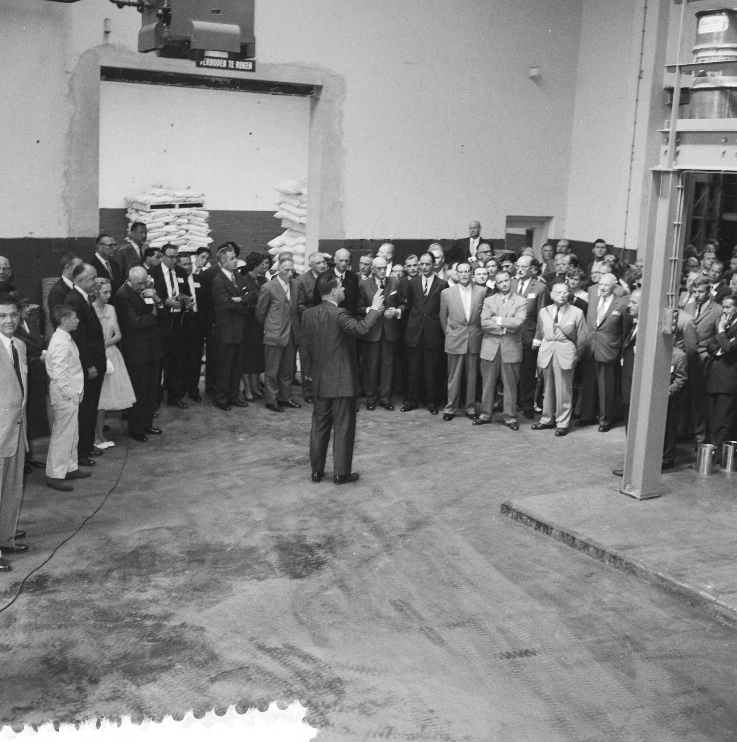 Fotocollectie Anefo — Opening fabriek Rust-Oleum te Haarlem. Toespraak van president-directeur Robert Fergusson jr, zoon van de oprichter — Foto: Behrens, Herbert F. / Anefo. Licentie: Set B: Rechtenvrij / Publiek Domein. Bron: Nationaal Archief. http://hdl.handle.net/10648/a9b22cb0-d0b4-102d-bcf8-003048976d84