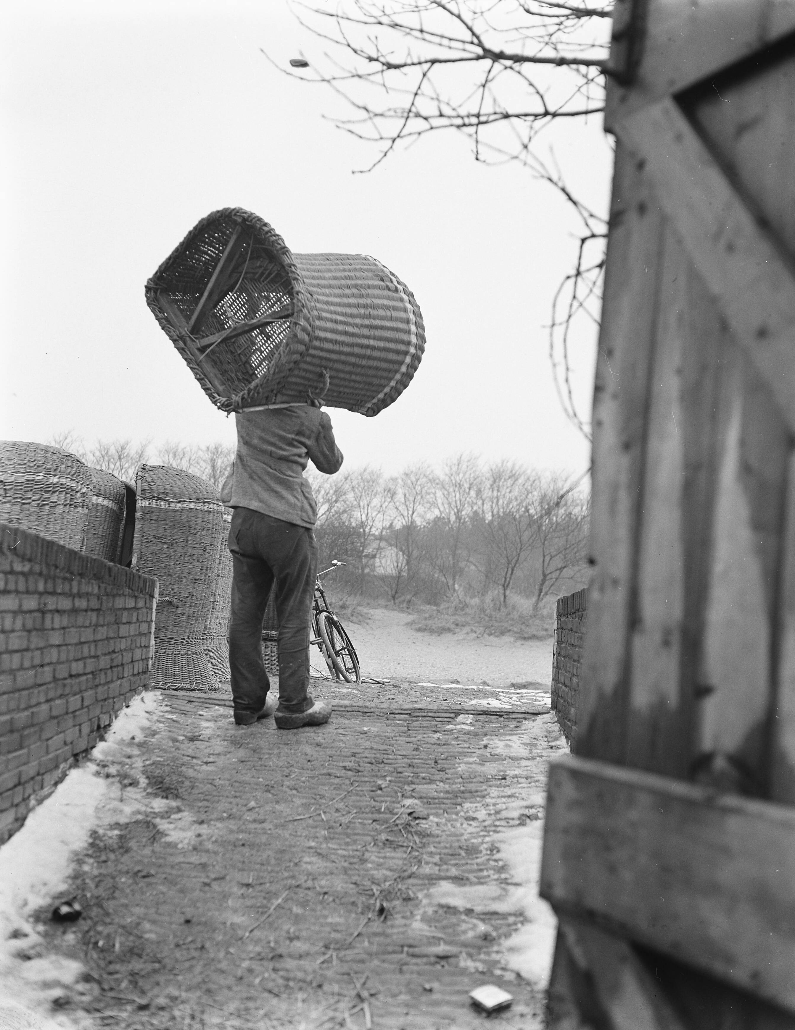 Fotocollectie Anefo — Badstoelen worden opgeknapt in Zandvoort — Foto: Pot, Harry / Anefo. Licentie: Set B: Rechtenvrij / Publiek Domein. Bron: Nationaal Archief. http://hdl.handle.net/10648/a943d210-d0b4-102d-bcf8-003048976d84