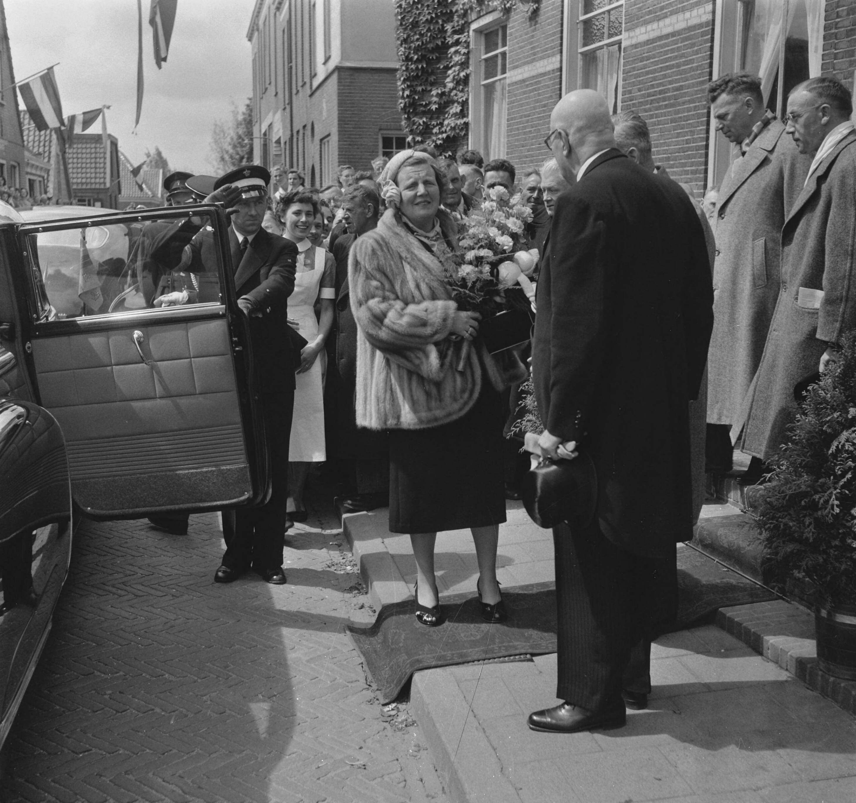 Koninklijk bezoek aan 15 gemeentes in Zuid-Holland (Rijnstreek en Merengebied) — Koningin Juliana brengt een bezoek aan de Johannes-stichting , een protestants-christelijke inrichting voor invalide bejaarden, te Nieuwveen. Zij werd begroet door dhr. Bruins Slot, voorzitter van het bestuur — Foto: Noske, J.D. / Anefo. Licentie: Set B: Rechtenvrij / Publiek Domein. Bron: Nationaal Archief. http://hdl.handle.net/10648/a92237cc-d0b4-102d-bcf8-003048976d84