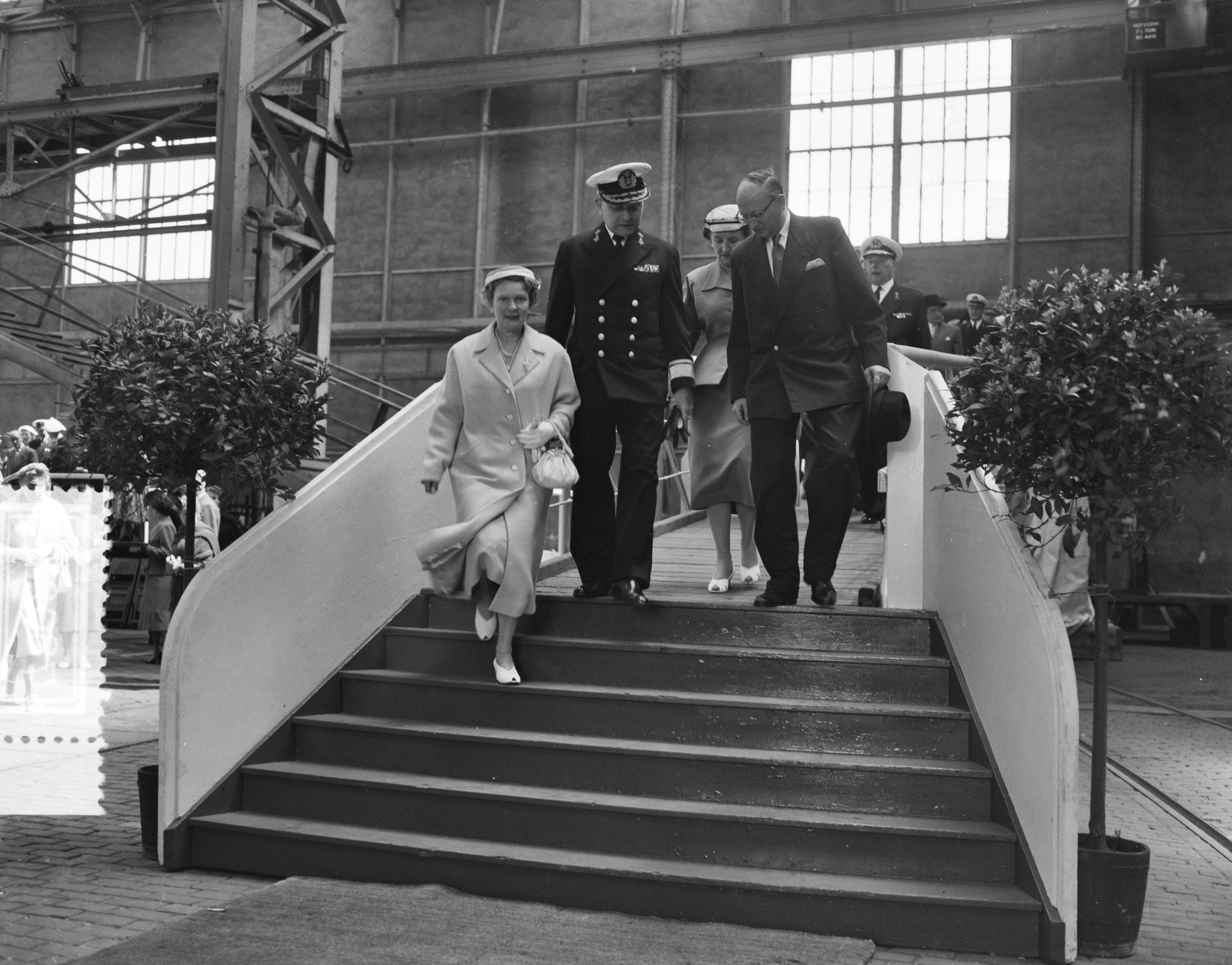 Fotocollectie Anefo — Tewaterlating van de onderzeebootjager Hr. Ms. "Utrecht" bij De Schelde te Vlissingen. De doopplechtigheid werd verricht door mevr. J.M. Pröpper-Voorduin, echtgenote van vice-admiraal H.H.L. Pröpper — Foto: Rossem, Wim van / Anefo. Licentie: Set B: Rechtenvrij / Publiek Domein. Bron: Nationaal Archief. http://hdl.handle.net/10648/a9492b0c-d0b4-102d-bcf8-003048976d84