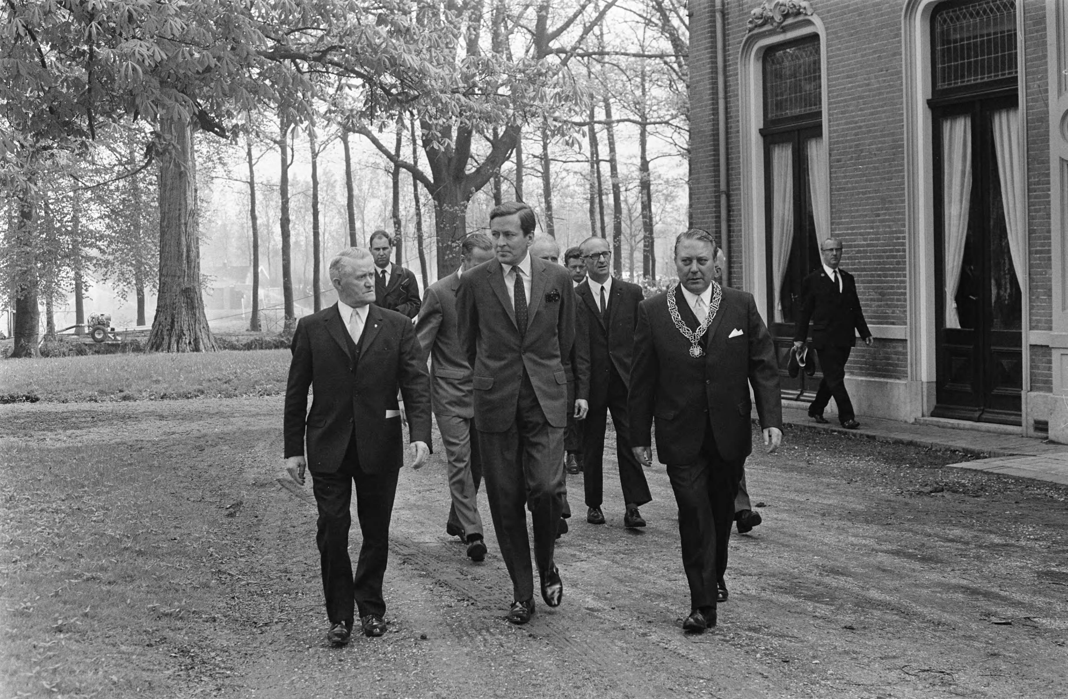 Fotocollectie Anefo — HKH Prins Claus opent de 22e "Werktuigendagen" te Liempde Prins Claus tijdens rondgang — Foto: Mieremet, Rob / Anefo. Licentie: Set B: Rechtenvrij / Publiek Domein. Bron: Nationaal Archief. http://hdl.handle.net/10648/ab68435a-d0b4-102d-bcf8-003048976d84