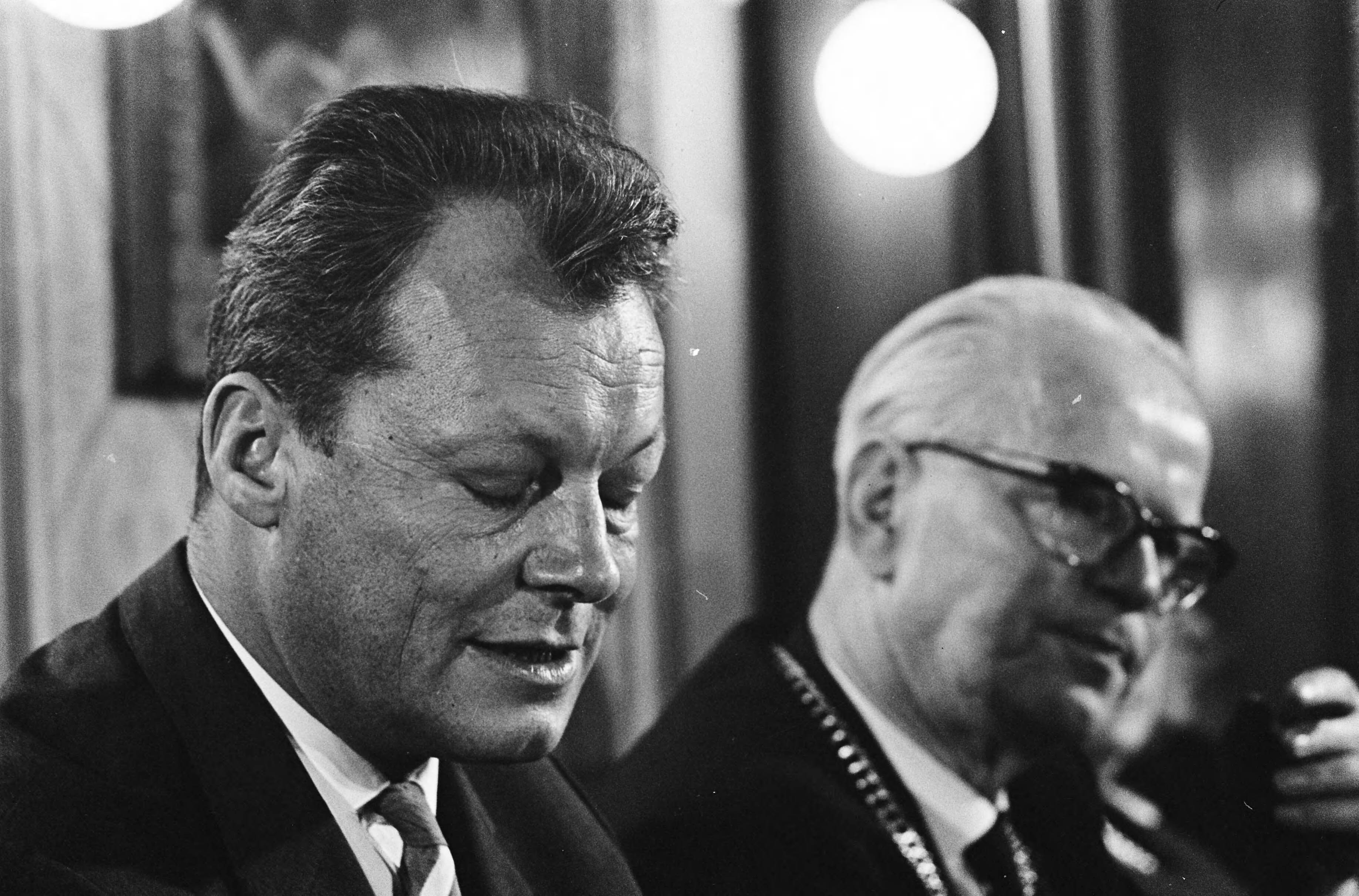 Fotocollectie Anefo — Willy Brandt, burgemeester van West-Berlijn in Groningen, rechts J. Tuin, burgemeester van Groningen — Foto: Koch, Eric / Anefo. Licentie: Set B: Rechtenvrij / Publiek Domein. Bron: Nationaal Archief. http://hdl.handle.net/10648/aa1afba0-d0b4-102d-bcf8-003048976d84