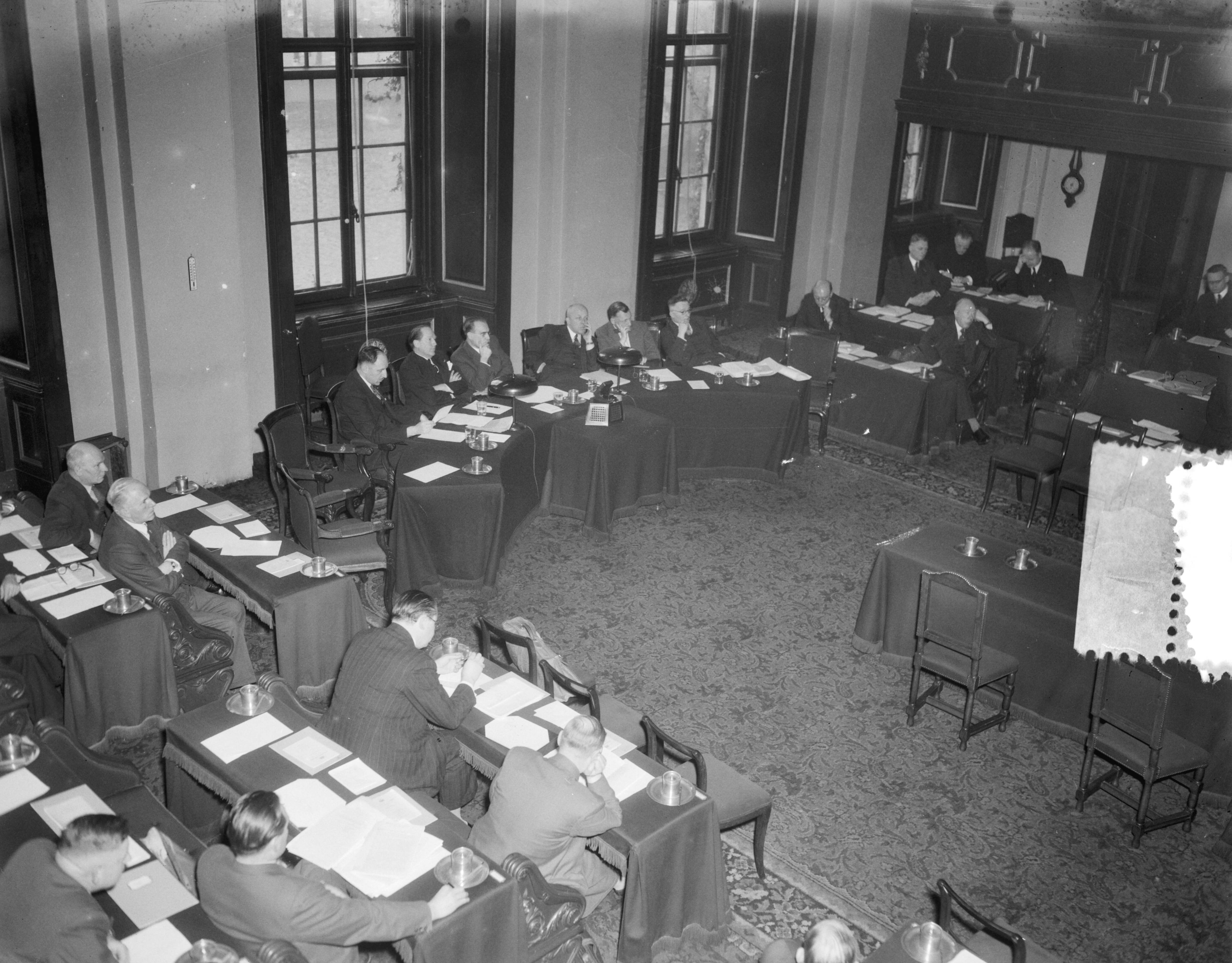 Fotocollectie Anefo — Vergadering Eerste Kamer in Den Haag. De regeringstafel met minister-president Drees en ministers — Foto: Duinen, G.W. van / Anefo. Licentie: Set B: Rechtenvrij / Publiek Domein. Bron: Nationaal Archief. http://hdl.handle.net/10648/a91b71d0-d0b4-102d-bcf8-003048976d84