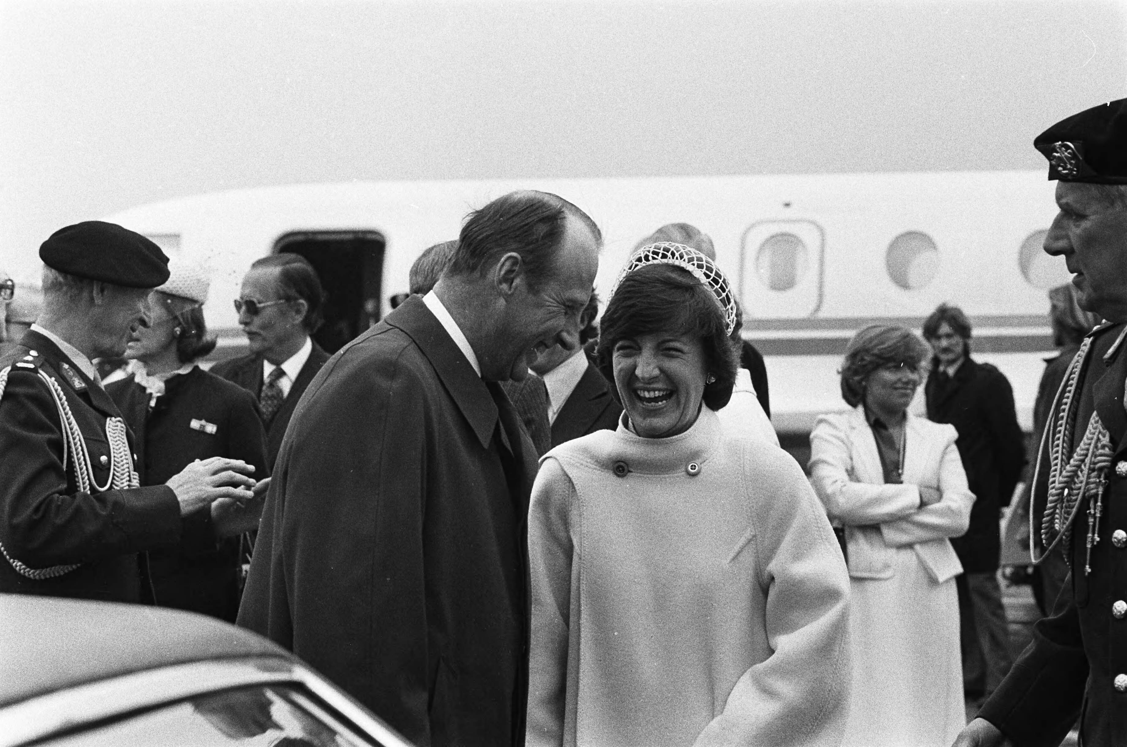 Fotocollectie Anefo — Prinses Margriet haalt prinses Sonja en prins Harald van Noorwegen van Schiphol af i.v.m. de troonswisseling in Nederland; prins Harald en prinses Margriet — Foto: Suyk, Koen / Anefo. Licentie: Set B: Rechtenvrij / Publiek Domein. Bron: Nationaal Archief. http://hdl.handle.net/10648/acdf2c58-d0b4-102d-bcf8-003048976d84