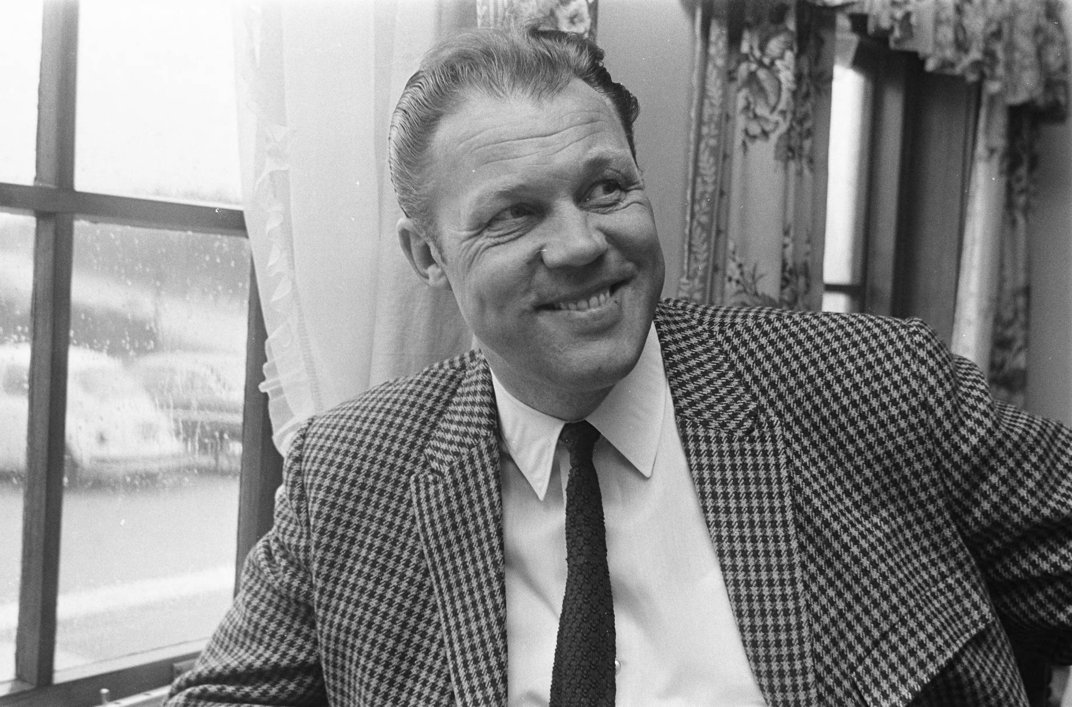 Fotocollectie Anefo — Ajax in retraite in Wassenaar voor de halve Cupfinale tegen Spartak. Trainer Rinus Michels lacht — Foto: Evers, Joost / Anefo. Licentie: Set B: Rechtenvrij / Publiek Domein. Bron: Nationaal Archief. http://hdl.handle.net/10648/ab653ce6-d0b4-102d-bcf8-003048976d84