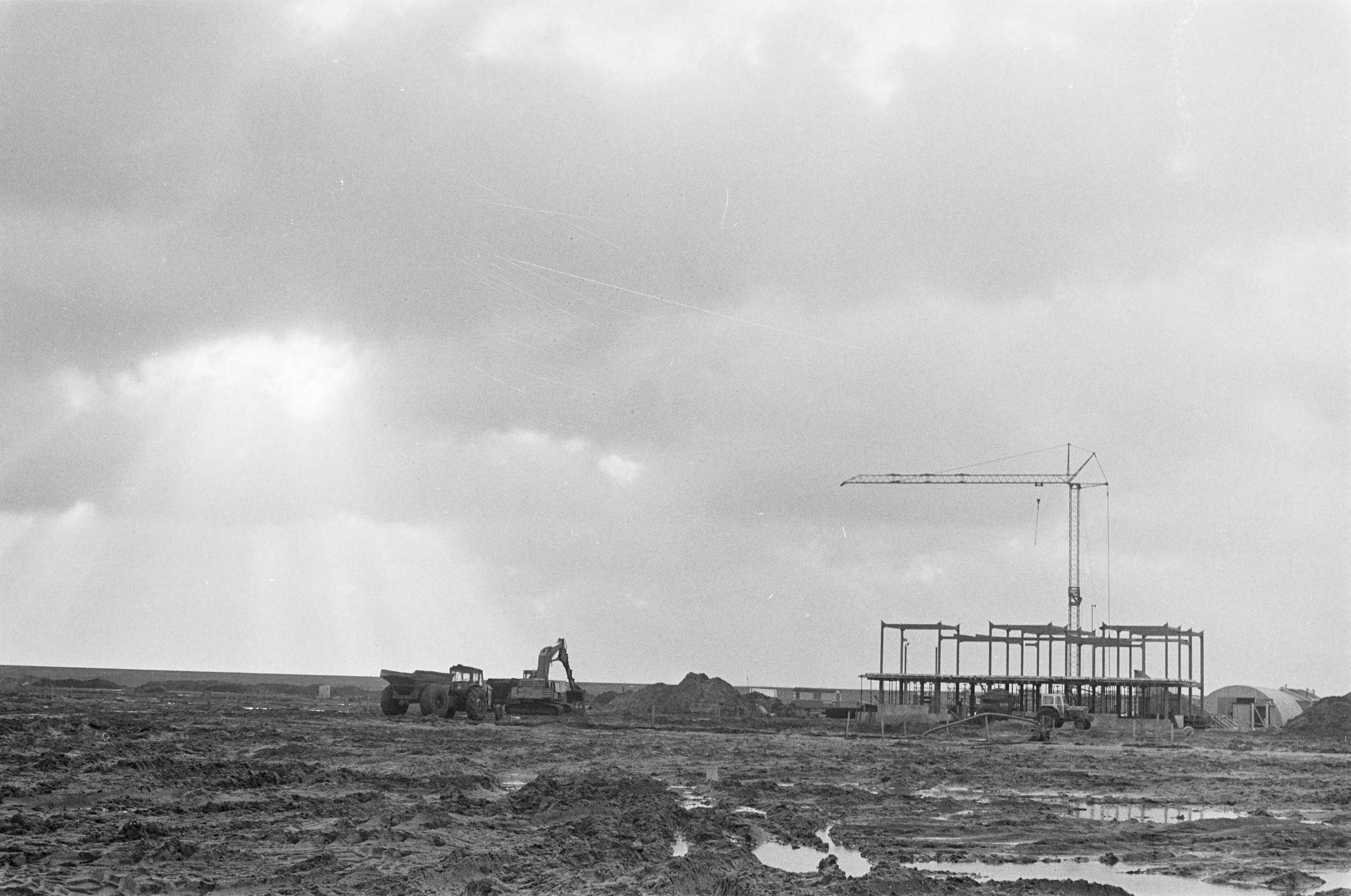 Fotocollectie Anefo — Bouw Almere in Zuid-Flevopolder; geraamtes van eerste gebouwen in de kale polder — Foto: Mieremet, Rob / Anefo. Licentie: Set B: Rechtenvrij / Publiek Domein. Bron: Nationaal Archief. http://hdl.handle.net/10648/ac7a55d0-d0b4-102d-bcf8-003048976d84