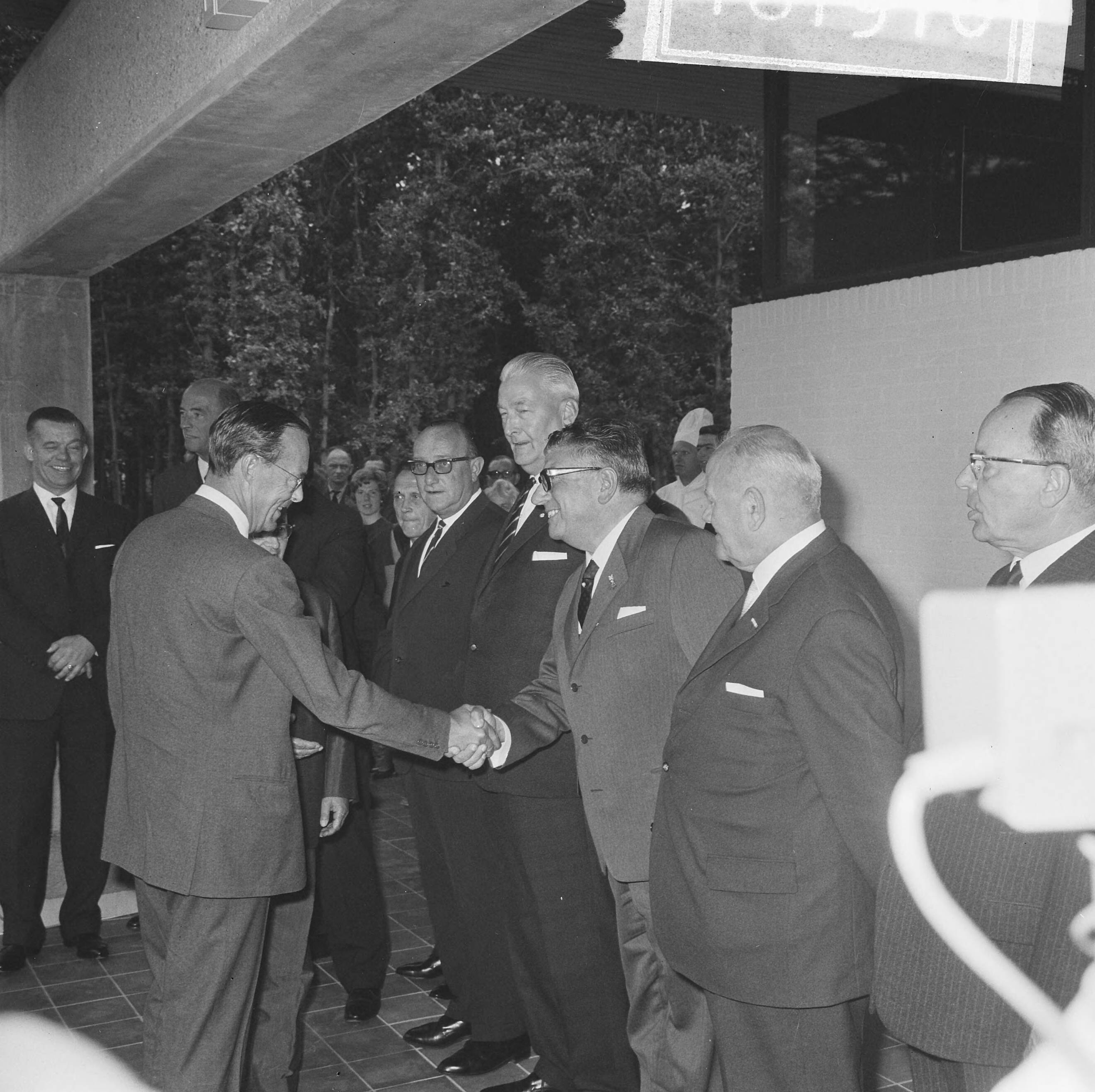 Fotocollectie Anefo — Opening KNVB-sportcentrum te Zeist door prins Bernhard, prins Bernhard schudt de hand van Lo Brunt, penningmeester-secretaris van de KNVB, 2e van rechts KNVB-voorzitter Toon Schröder — Foto: Nijs, Jac. de / Anefo. Licentie: Set B: Rechtenvrij / Publiek Domein. Bron: Nationaal Archief. http://hdl.handle.net/10648/aac0c404-d0b4-102d-bcf8-003048976d84