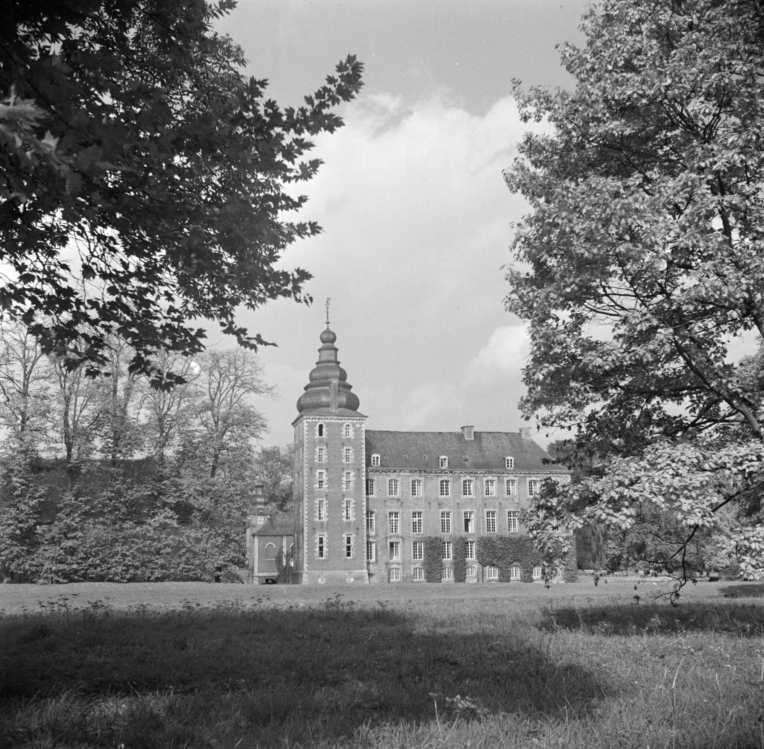 Zuid-Limburg — Zicht op de toren en aangrenzende gebouwen van kasteel Neubourg te Gulpen — Foto: Poll, Willem van de. Licentie: Set B: Rechtenvrij / Publiek Domein. Bron: Nationaal Archief. http://hdl.handle.net/10648/aea61a92-d0b4-102d-bcf8-003048976d84