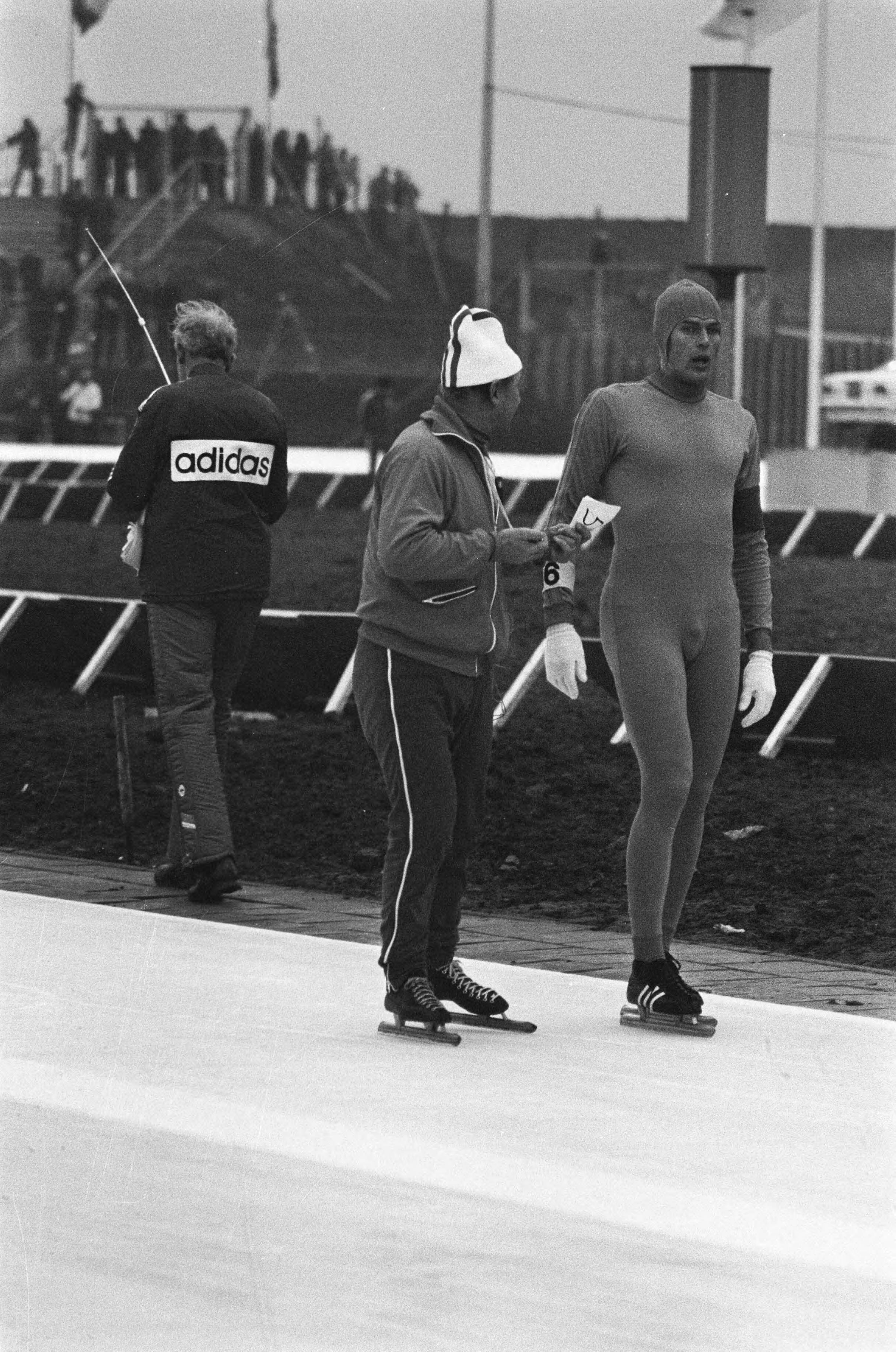 Fotocollectie Anefo — Schaatswedstrijden voor eerste ISSL World Cup voor prof op De Uithof in Den Haag , Schenk en Huiskes — Foto: Verhoeff, Bert / Anefo. Licentie: Set B: Rechtenvrij / Publiek Domein. Bron: Nationaal Archief. http://hdl.handle.net/10648/ac21bdda-d0b4-102d-bcf8-003048976d84