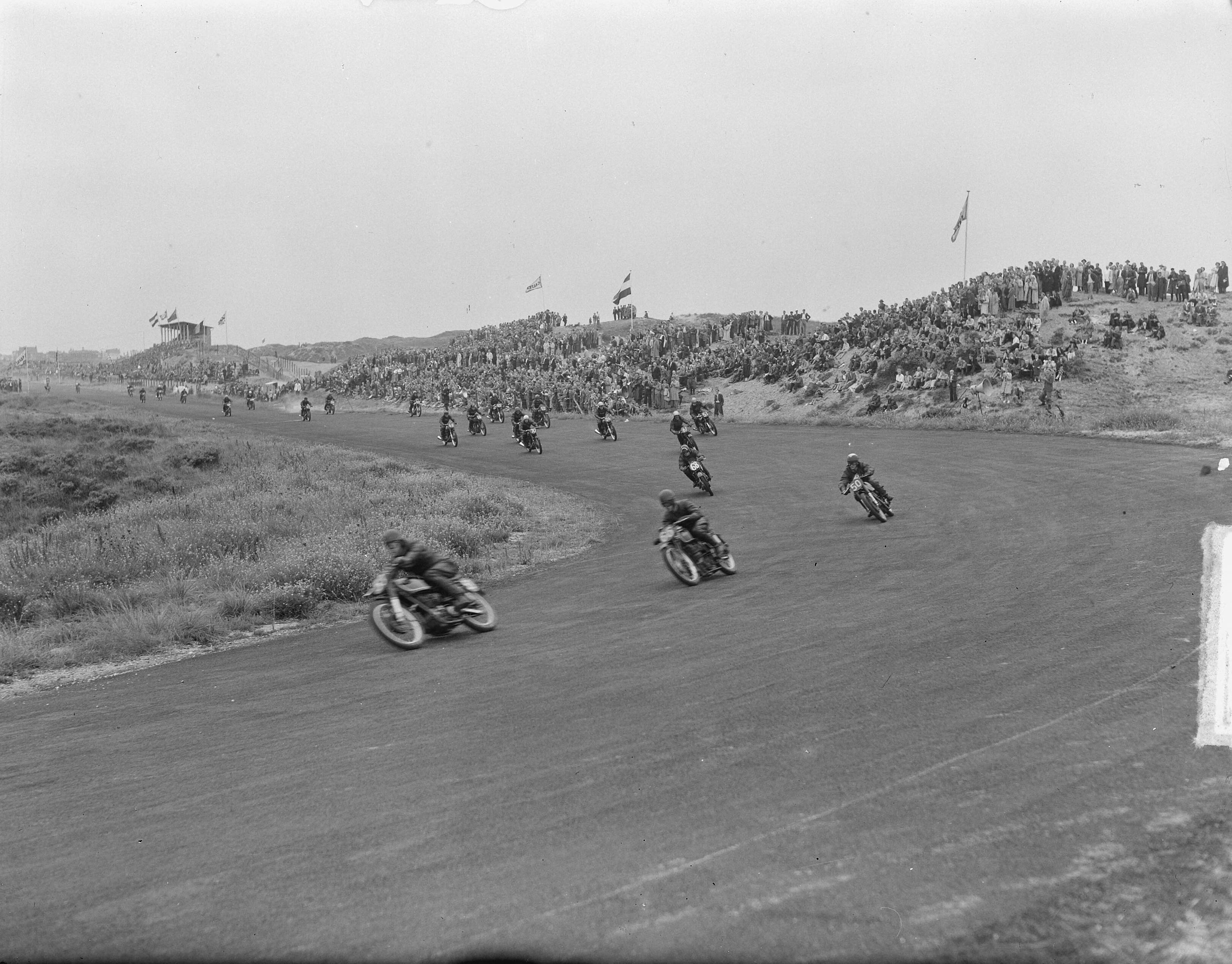 Fotocollectie Anefo — Internationale motorraces te Zandvoort — Foto: Winterbergen, Rolf / Anefo. Licentie: Set B: Rechtenvrij / Publiek Domein. Bron: Nationaal Archief. http://hdl.handle.net/10648/a8cd5734-d0b4-102d-bcf8-003048976d84
