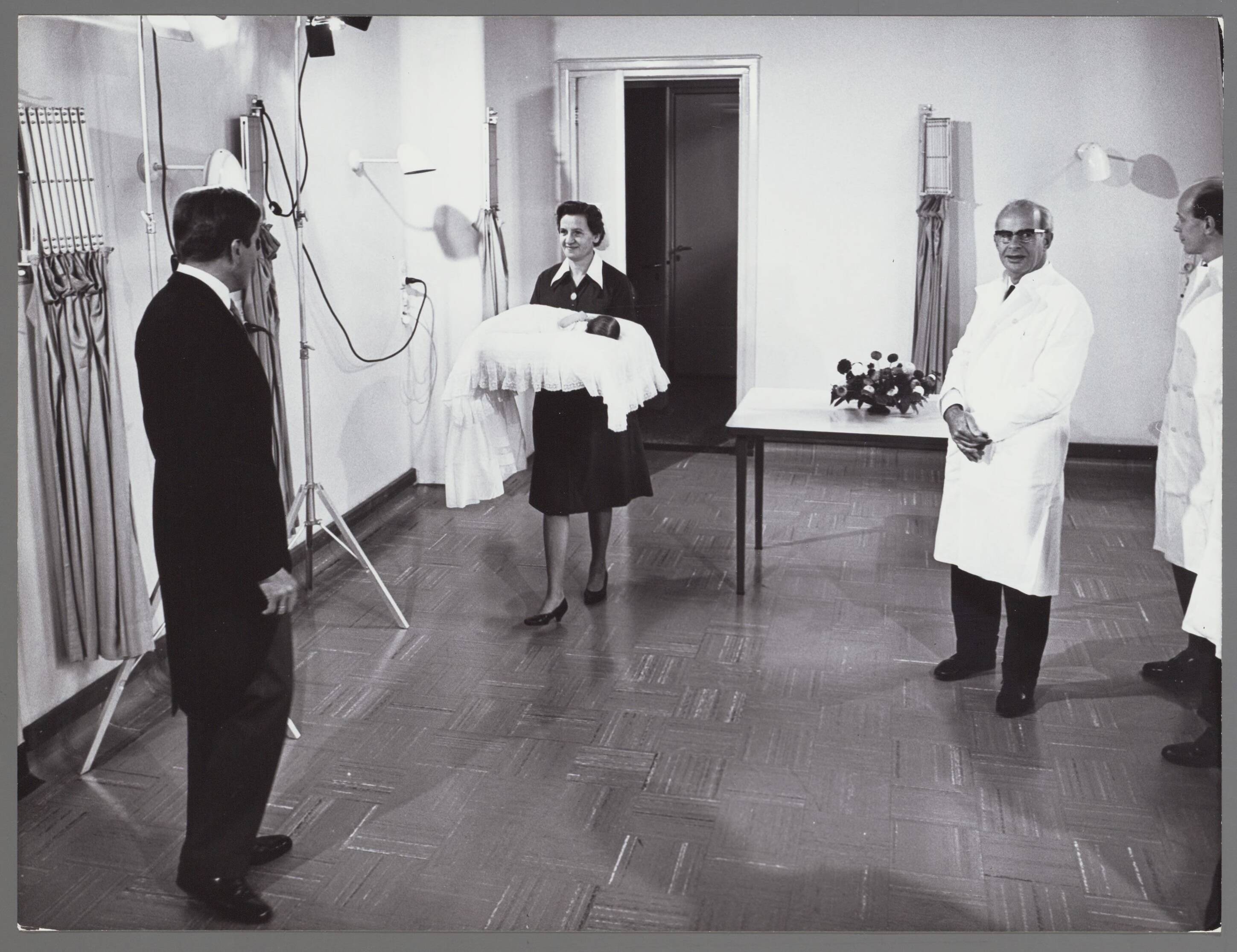 Fotocollectie RVD / Koninklijk Huis — Prins Johan Friso. De verpleegster geeft de baby in het Academisch Ziekenhuis Utrecht aan prins Claus op 28 september 1968 — Foto: Nationaal Foto Persbureau / RVD. Licentie: Set B: Rechtenvrij / Publiek Domein. Bron: Nationaal Archief. http://hdl.handle.net/10648/afaed0dc-d0b4-102d-bcf8-003048976d84