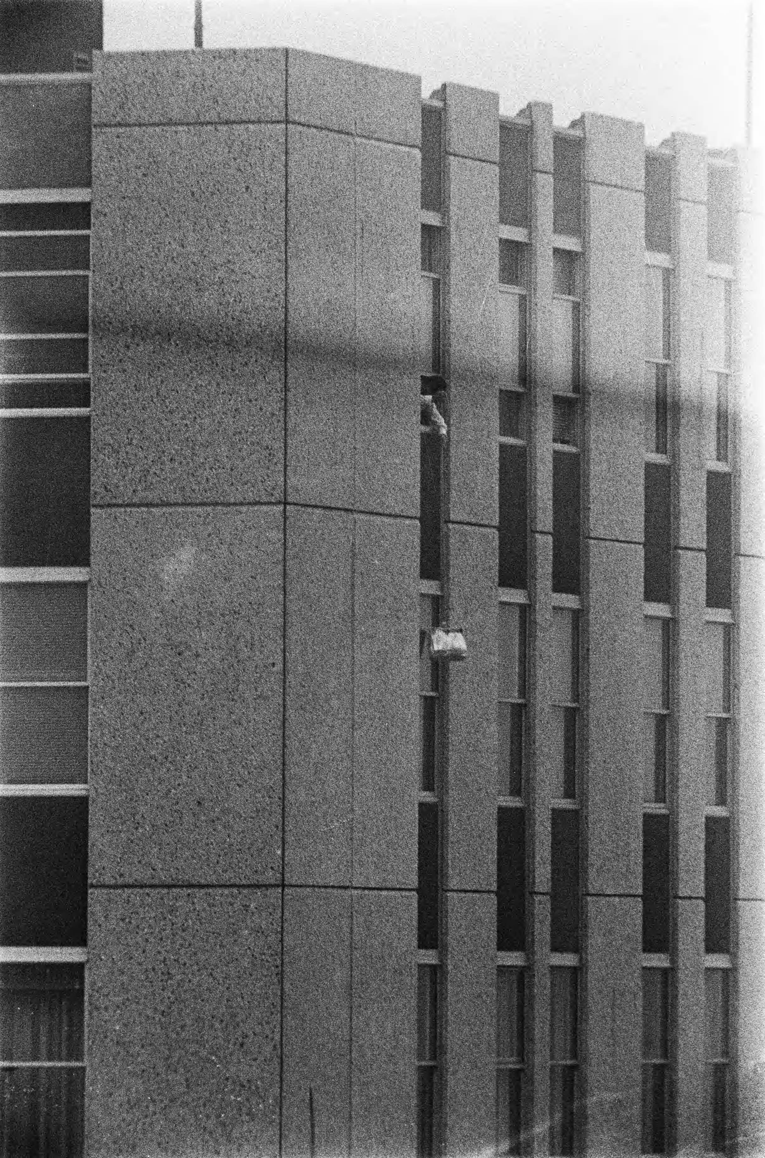 Fotocollectie Anefo — Gijzeling in Den Haag ; Japanse overvaller (?) haalt voedsel naar boven aan een touw — Foto: Mieremet, Rob / Anefo. Licentie: Set B: Rechtenvrij / Publiek Domein. Bron: Nationaal Archief. http://hdl.handle.net/10648/ac556248-d0b4-102d-bcf8-003048976d84