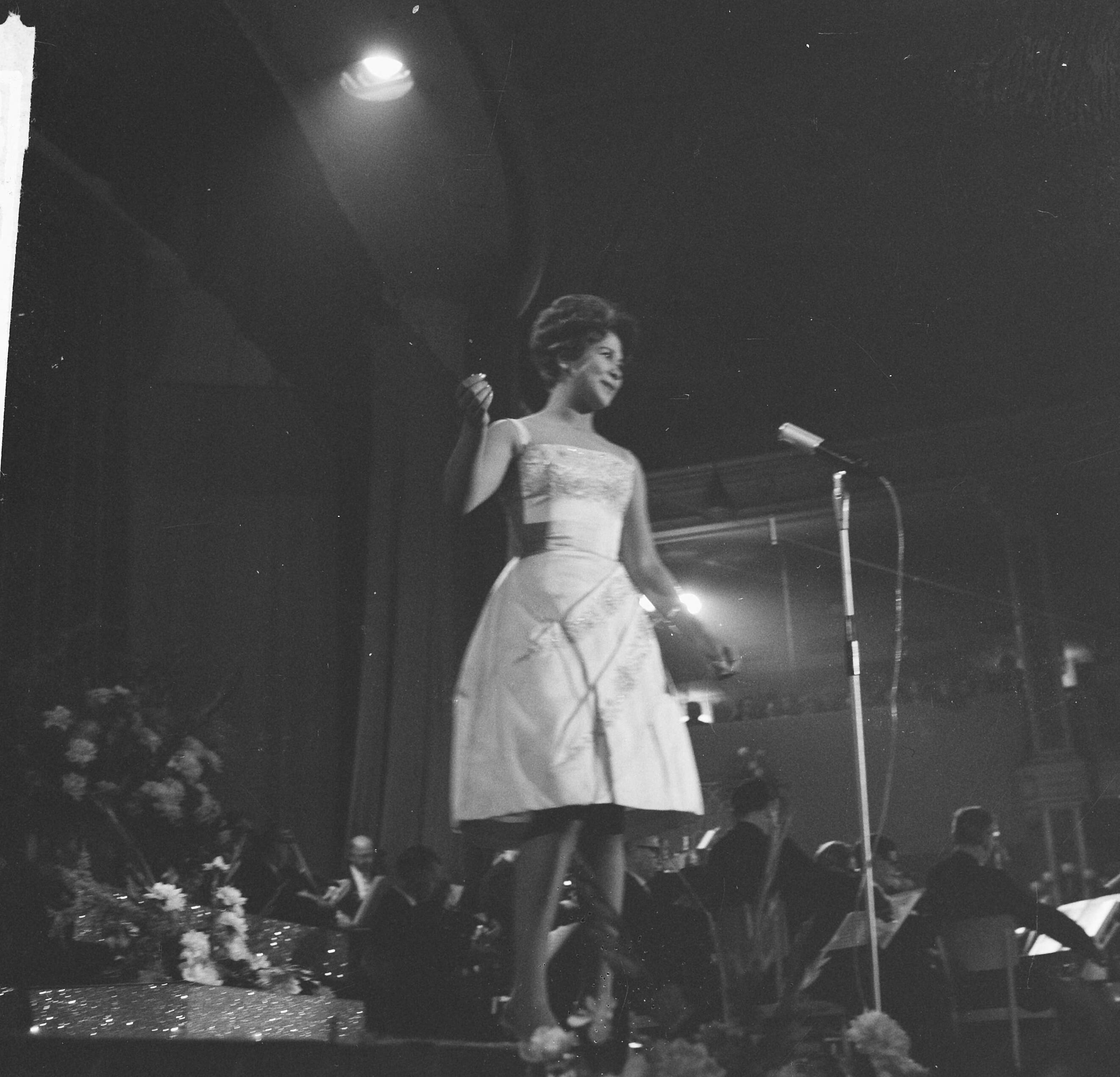 Grand Gala du Disque 1962 — Grand Gala du Disque. Optreden Anneke Grönloh — Foto: Koch, Eric / Anefo. Licentie: Set B: Rechtenvrij / Publiek Domein. Bron: Nationaal Archief. http://hdl.handle.net/10648/aa1966c8-d0b4-102d-bcf8-003048976d84