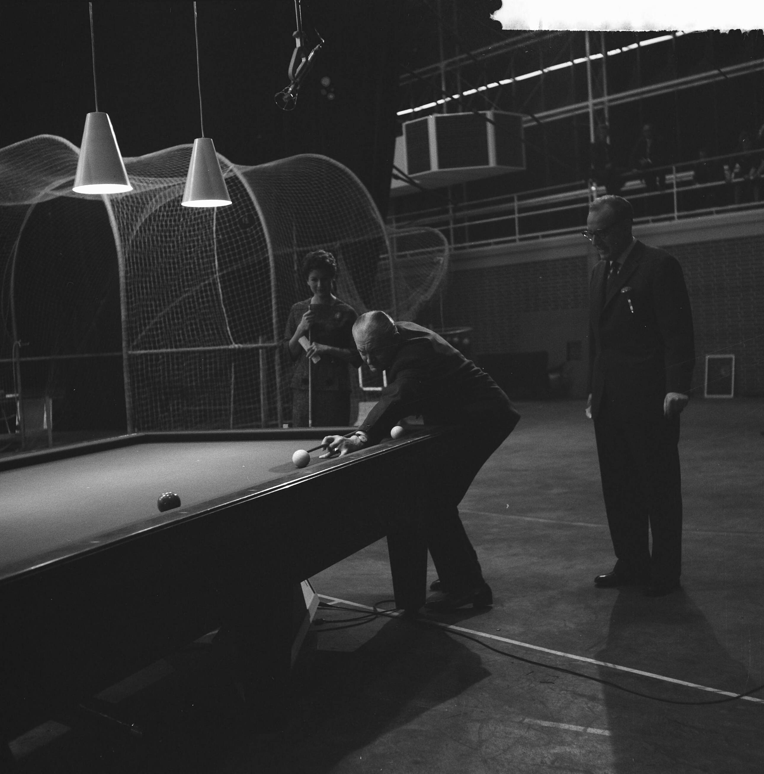 Fotocollectie Anefo — Televisieprogramma "TV-Toto" van de VARA uitgezonden vanuit de Expohal, Piet van de Poll demonstreert biljarten — Foto: Lindeboom, Henk / Anefo. Licentie: Set B: Rechtenvrij / Publiek Domein. Bron: Nationaal Archief. http://hdl.handle.net/10648/a9c246ae-d0b4-102d-bcf8-003048976d84