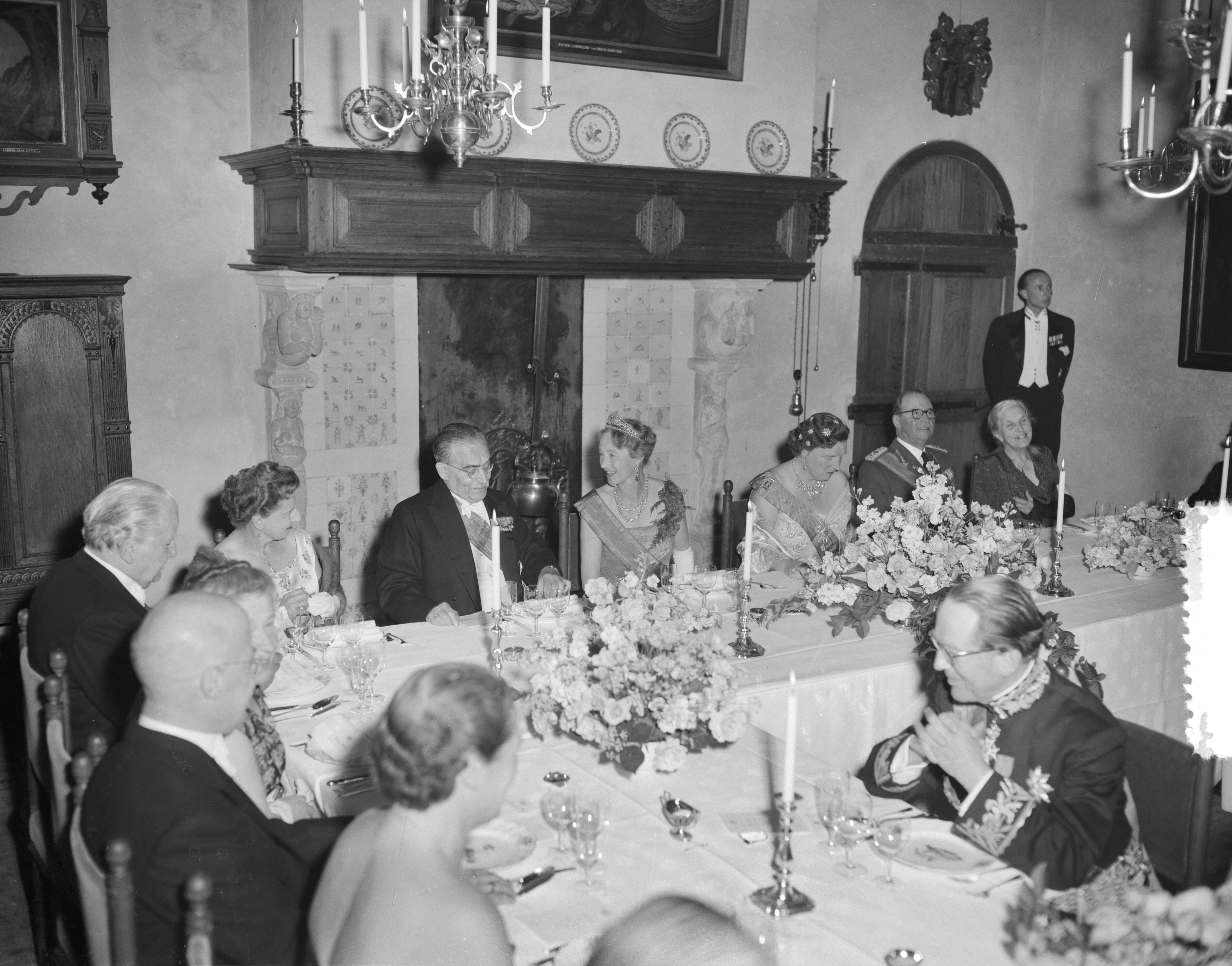 Staatsbezoek groothertogin Charlotte van Luxemburg en haar echtgenoot prins Felix — Bezoek Luxemburgs groot-hertogelijk paar. Derde dag. Haarlem (Diner) — Foto: Bilsen, Joop van / Anefo. Licentie: Set B: Rechtenvrij / Publiek Domein. Bron: Nationaal Archief. http://hdl.handle.net/10648/a9497152-d0b4-102d-bcf8-003048976d84
