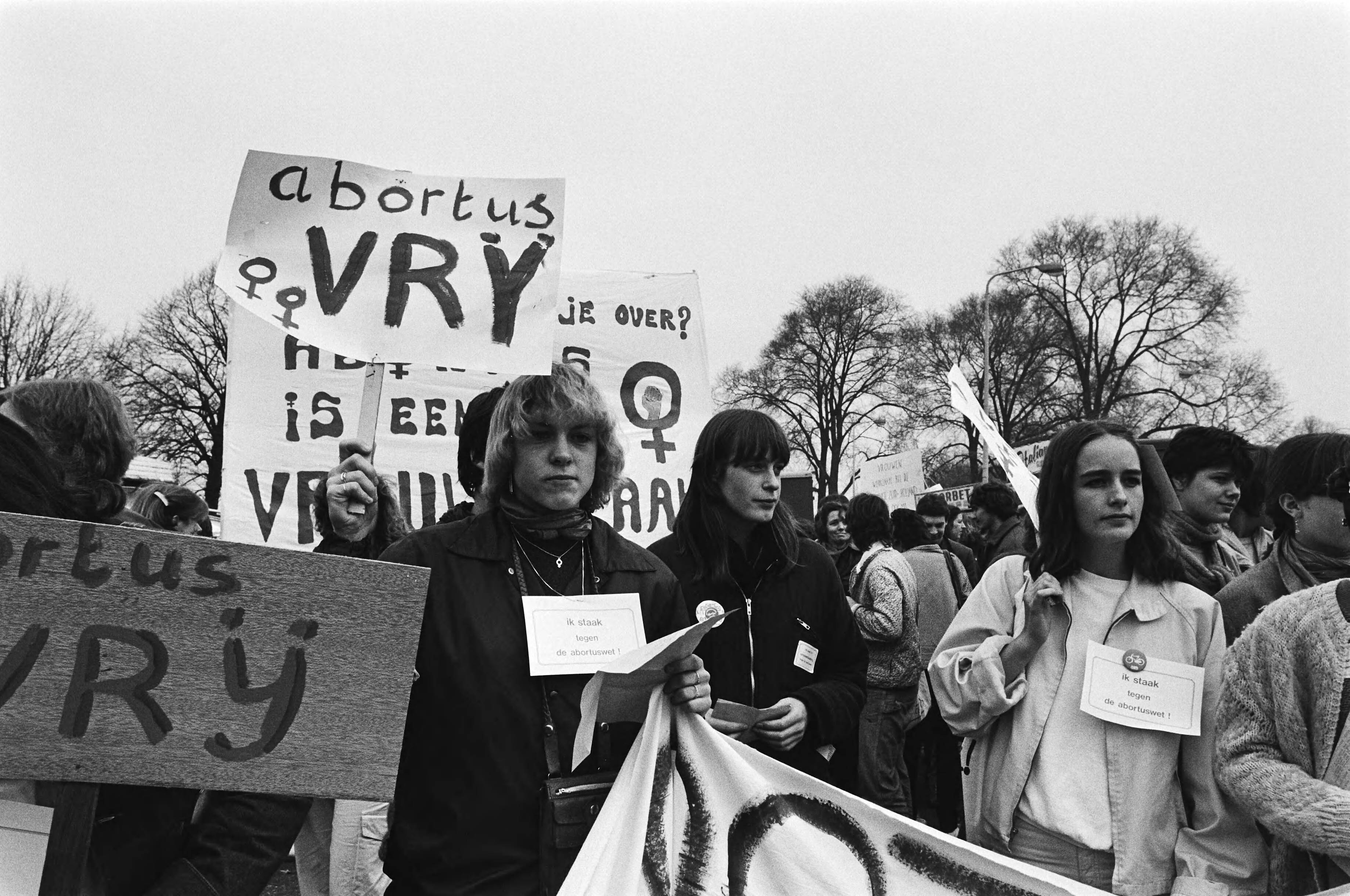 Fotocollectie Anefo — Landelijke vrouwenstakingsdag, in Den Haag werd i.v.m. landelijke vrouwenstakingsdag dem., demonstranten met borden — Foto: Dijk, Hans van / Anefo. Licentie: Set B: Rechtenvrij / Publiek Domein. Bron: Nationaal Archief. http://hdl.handle.net/10648/acf84a3a-d0b4-102d-bcf8-003048976d84