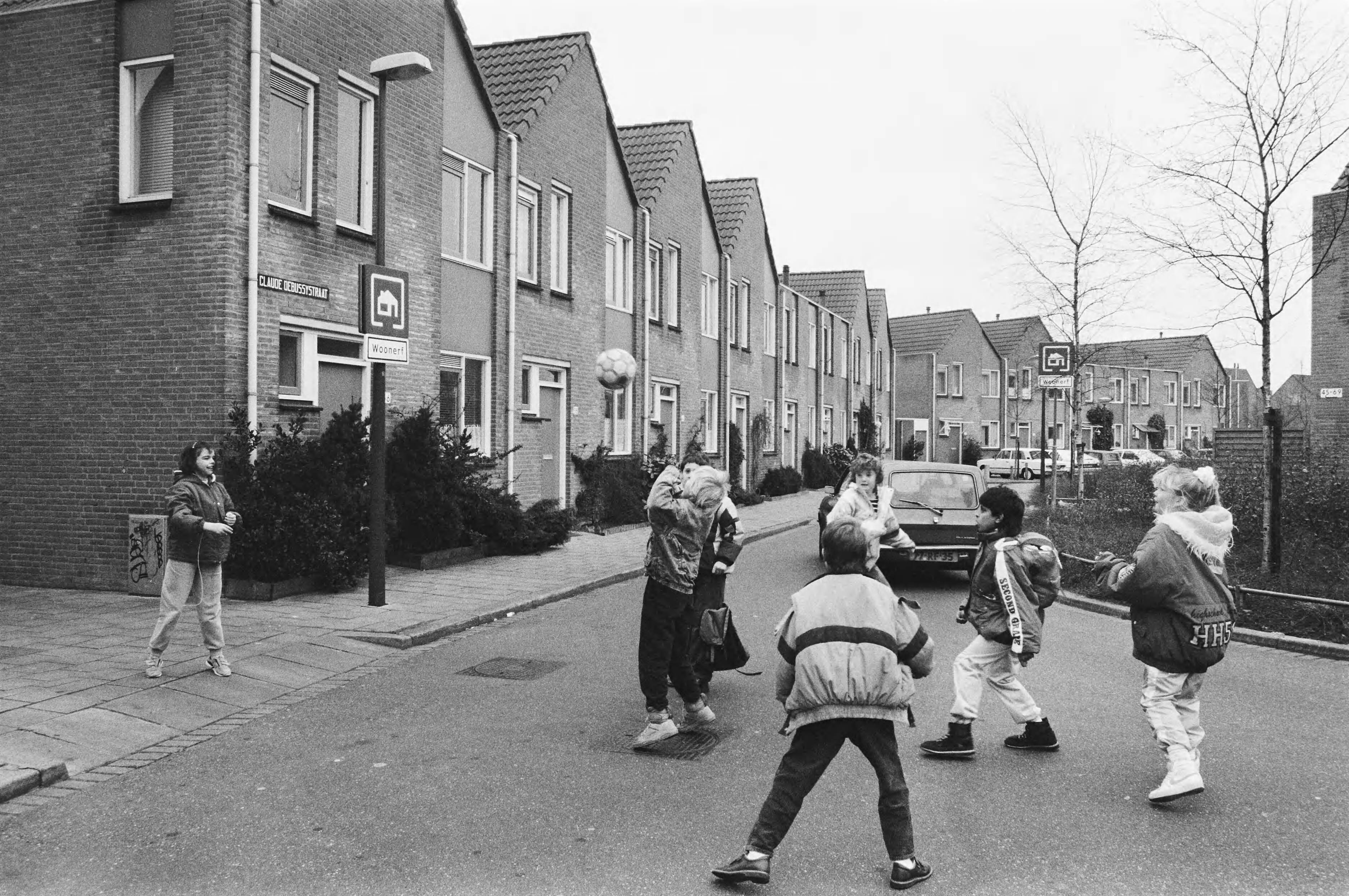 Mogelijk gifschandaal in de Debussystraat in Den Haag — Op de rijweg spelende kinderen — Foto: Croes, Rob C. / Anefo. Licentie: Set B: Rechtenvrij / Publiek Domein. Bron: Nationaal Archief. http://hdl.handle.net/10648/ad70eb16-d0b4-102d-bcf8-003048976d84
