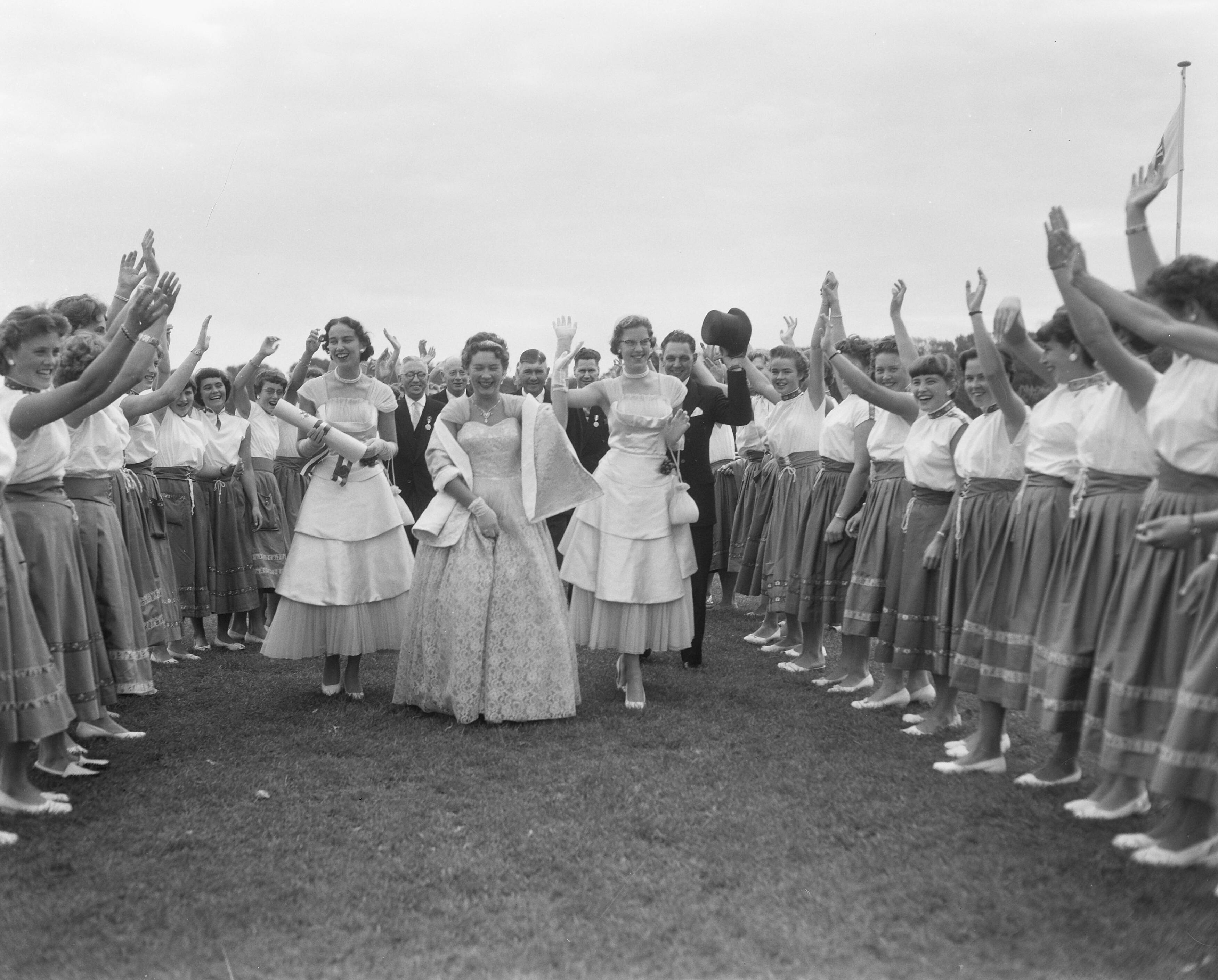 Fotocollectie Anefo — Druivenprinses uit Westland [Tootje Delfgauw] in Den Haag. Zij landde per helicopter in het Westbroekpark — Foto: Pot, Harry / Anefo. Licentie: Set B: Rechtenvrij / Publiek Domein. Bron: Nationaal Archief. http://hdl.handle.net/10648/a968f144-d0b4-102d-bcf8-003048976d84