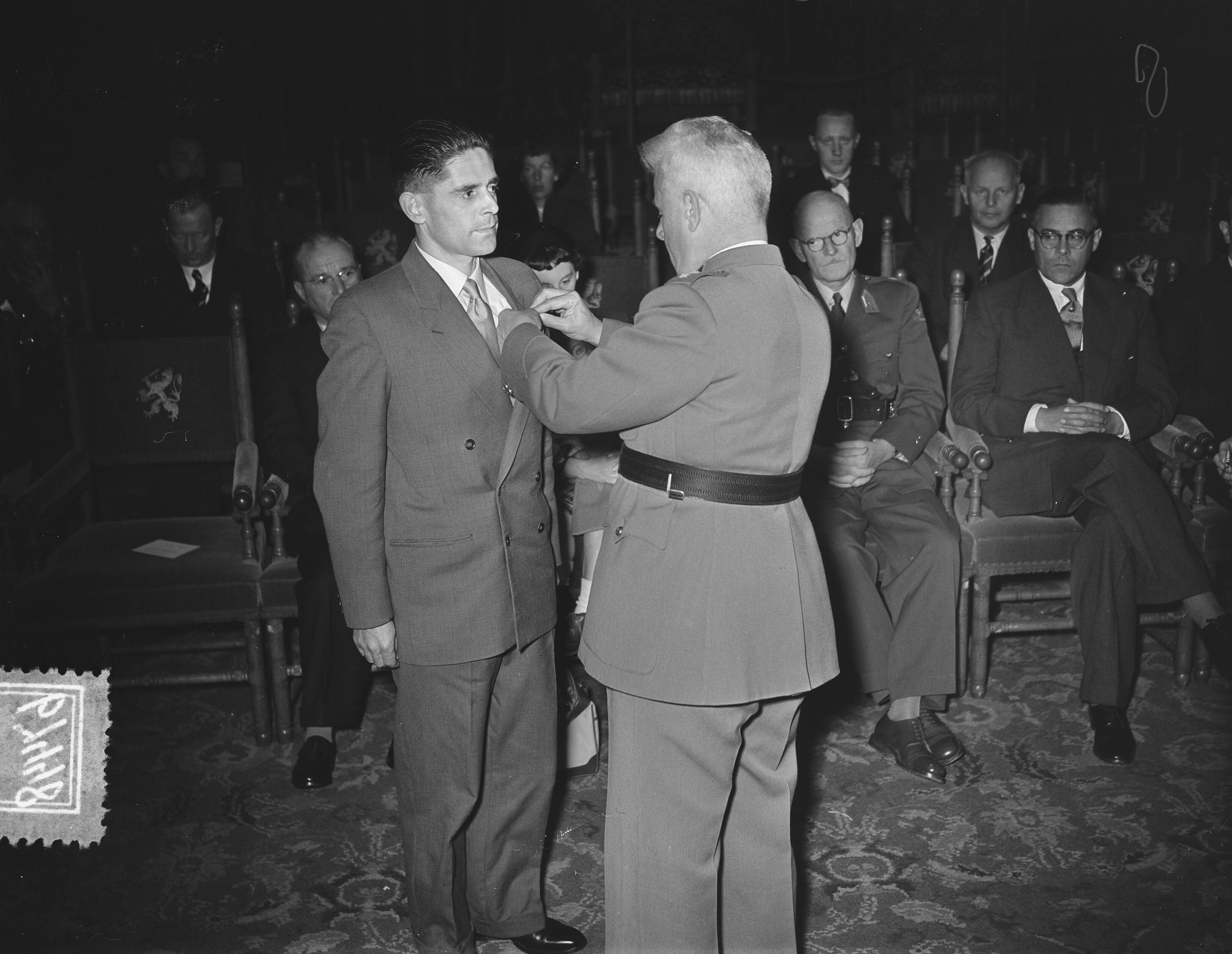 Fotocollectie Anefo — De Belgische ambassadeur E. Graaffe reikt in de Ridderzaal te Den Haag onderscheidingen uit aan 140 Nederlanders — Foto: Bilsen, Joop van / Anefo. Licentie: Set B: Rechtenvrij / Publiek Domein. Bron: Nationaal Archief. http://hdl.handle.net/10648/a92a25fe-d0b4-102d-bcf8-003048976d84